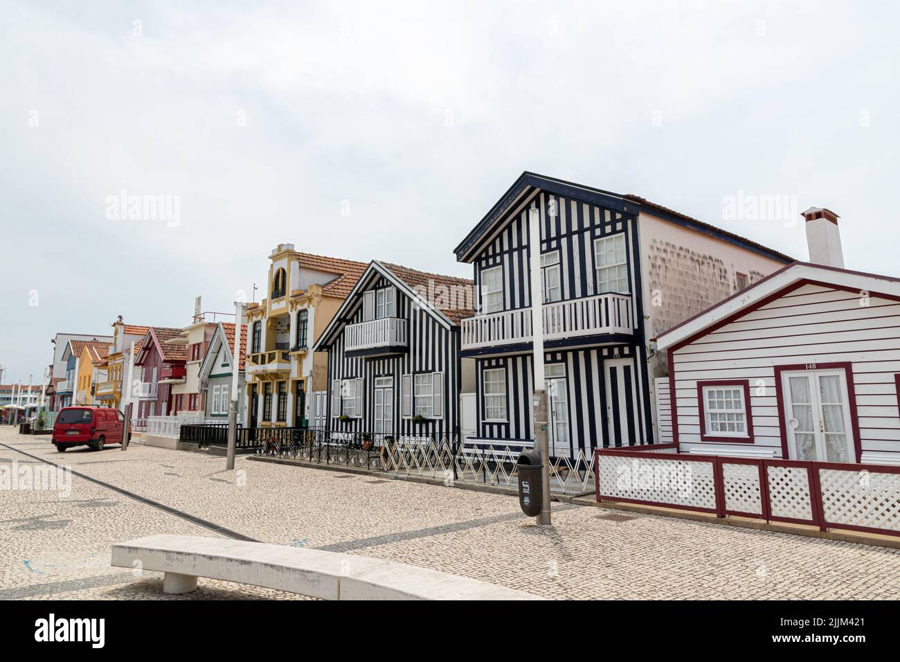 Costa Nova do Prado, Portugal. Die berühmten farbigen Holzhäuser, bekannt als Palheiros Stockfoto