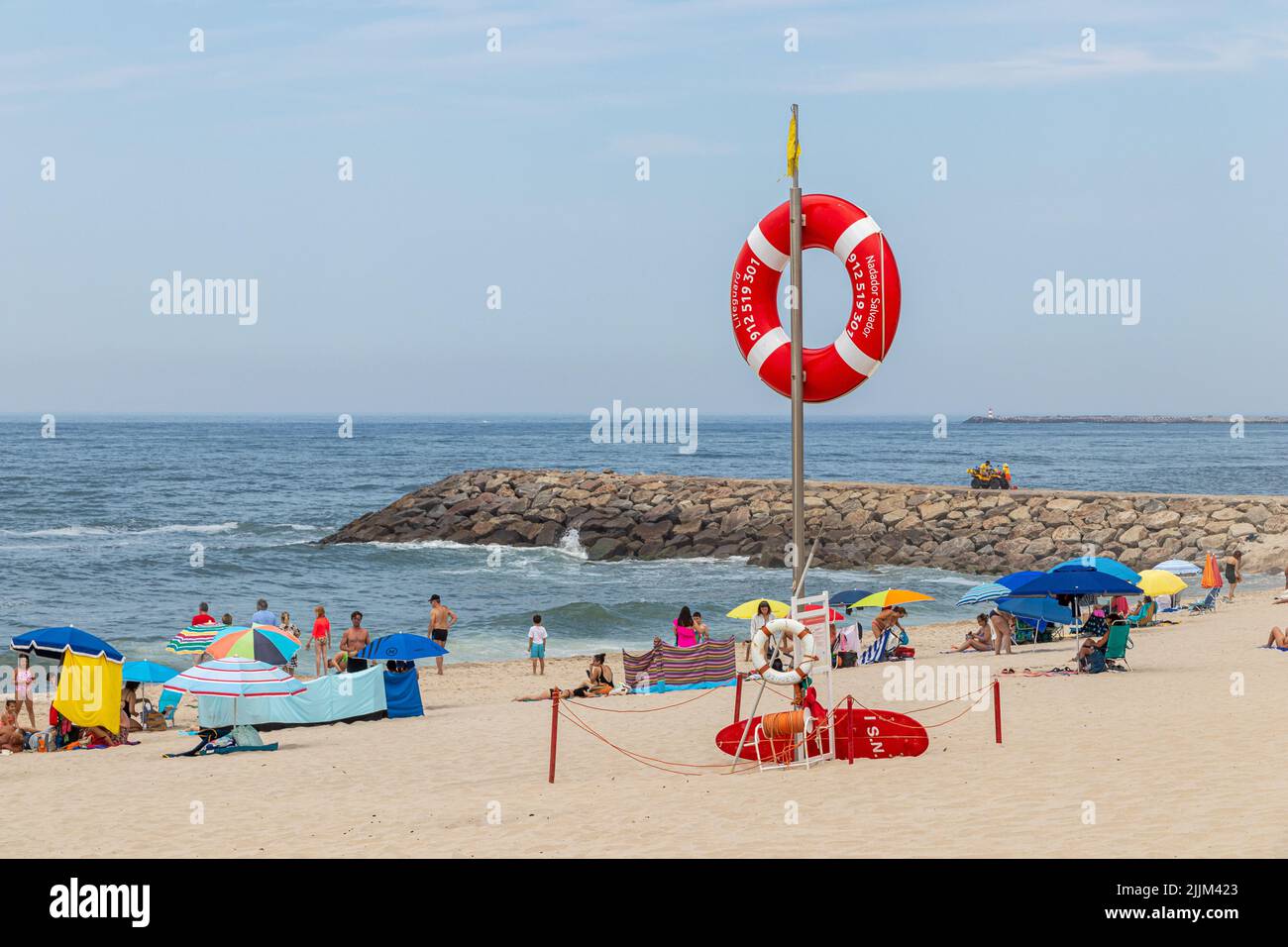 Costa Nova do Prado, Portugal. Der berühmte weiße Sandstrand mit Blick auf den Atlantik Stockfoto