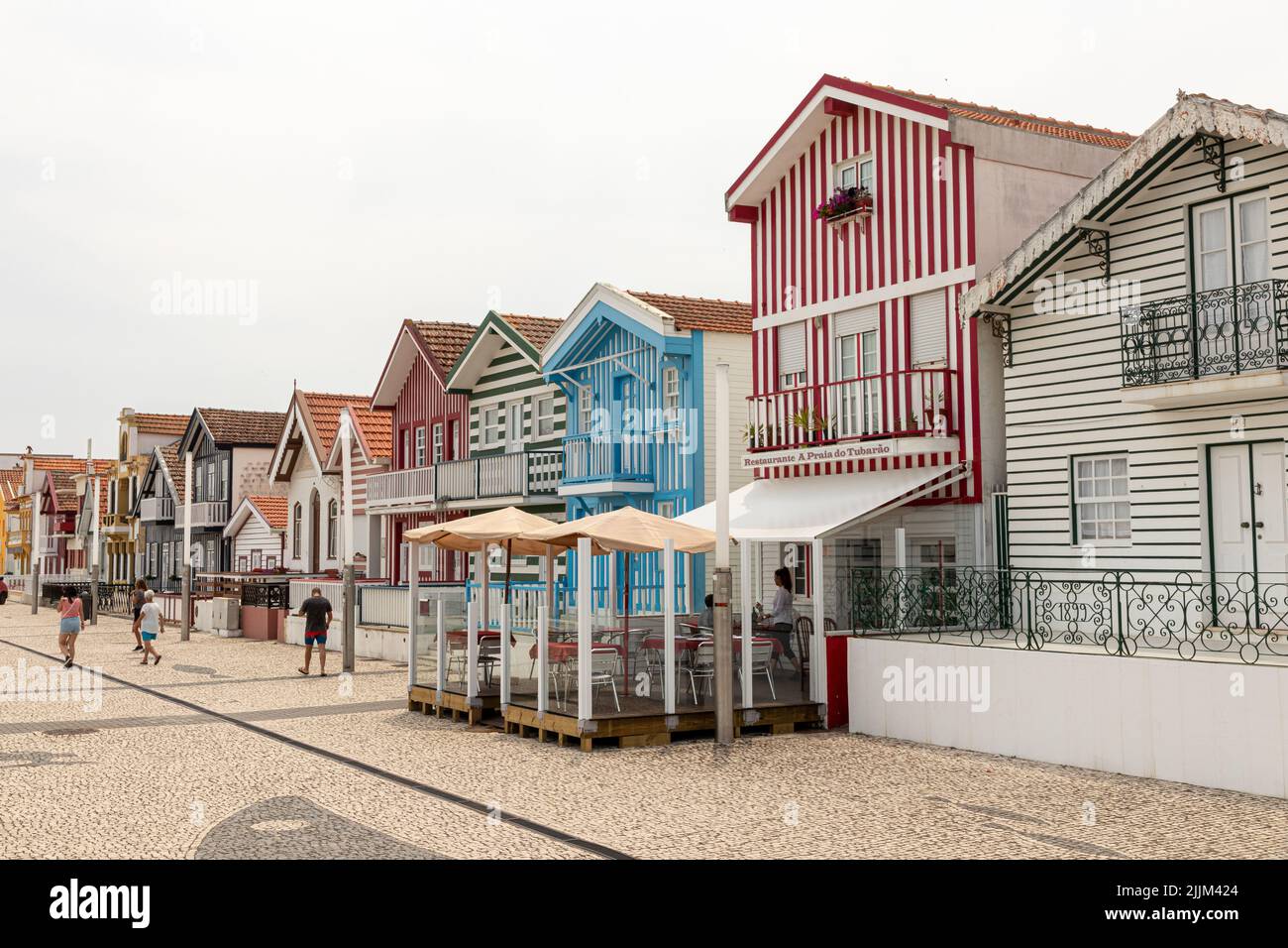 Costa Nova do Prado, Portugal. Die berühmten farbigen Holzhäuser, bekannt als Palheiros Stockfoto