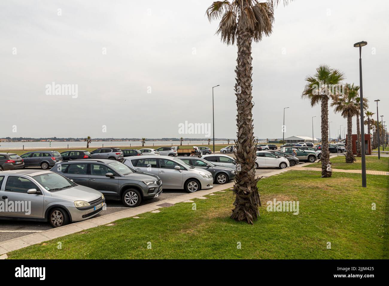 Costa Nova do Prado, Portugal. Autos parkten vor dem Hafen von Aveiro und der Lagune von Aveiro Stockfoto