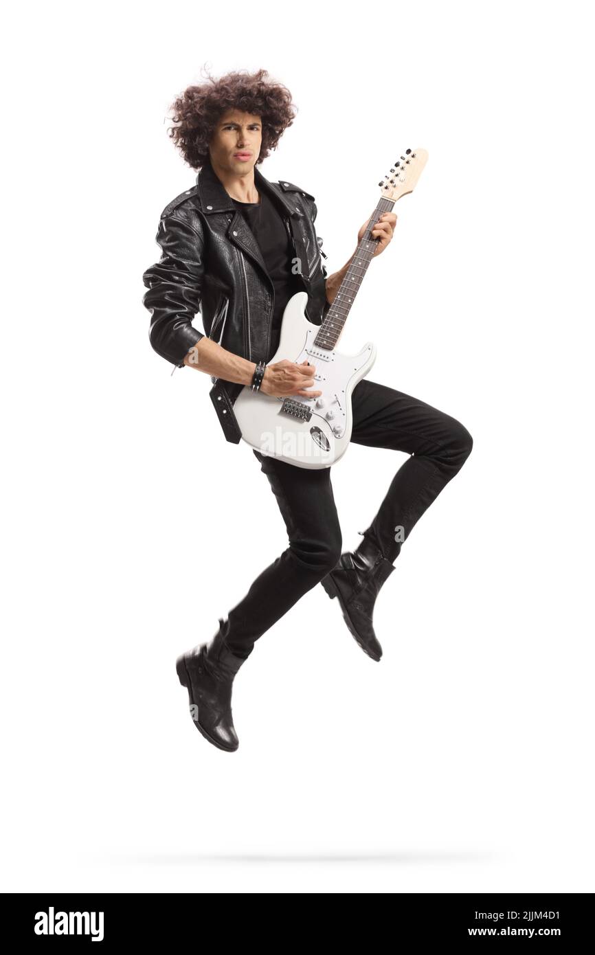 Männlicher Rockstar spielt Gitarre und springt isoliert auf weißem Hintergrund Stockfoto