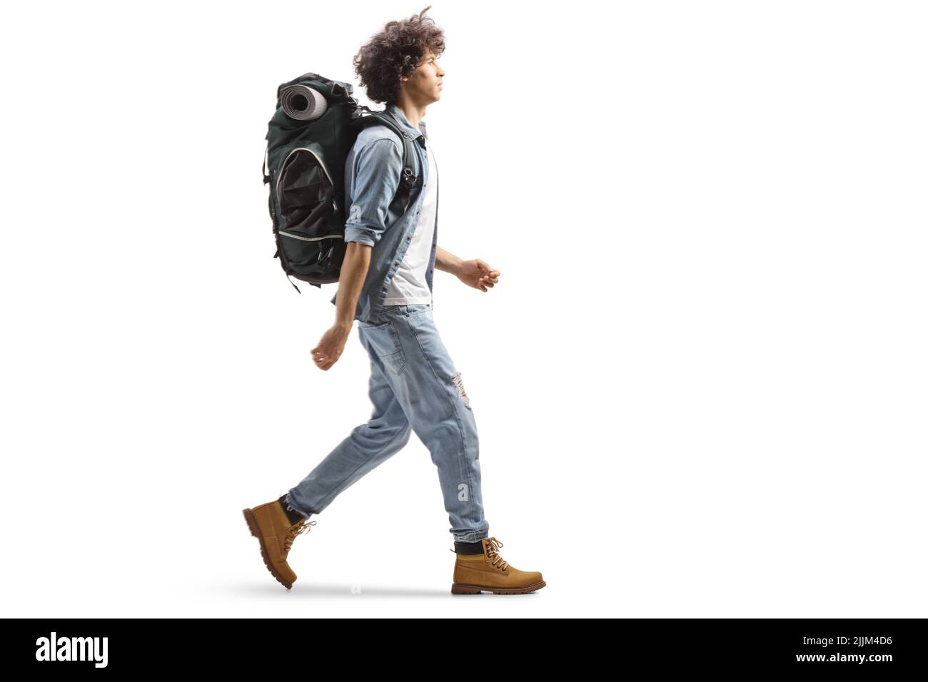 In voller Länge Profil eines jungen männlichen Reisenden zu Fuß mit einem Rucksack isoliert auf weißem Hintergrund Stockfoto
