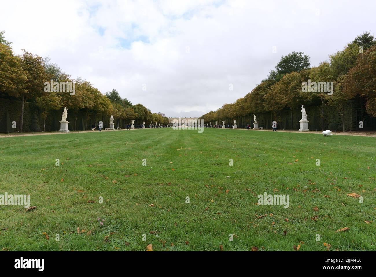 Der grüne Park der Gärten des Schlosses Versailles an einem bewölkten Tag in Paris, Frankreich Stockfoto