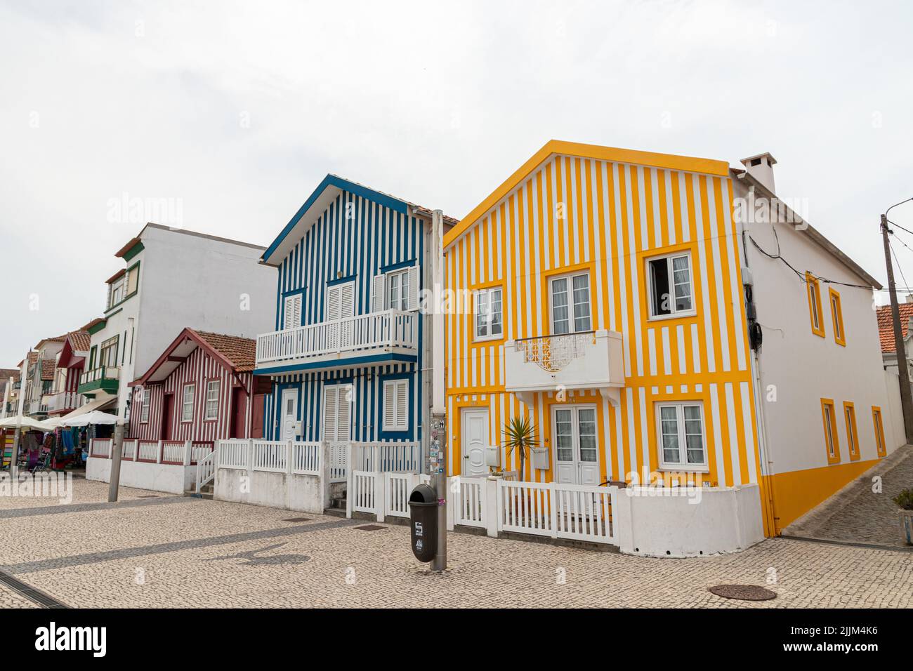 Costa Nova do Prado, Portugal. Die berühmten farbigen Holzhäuser, bekannt als Palheiros Stockfoto