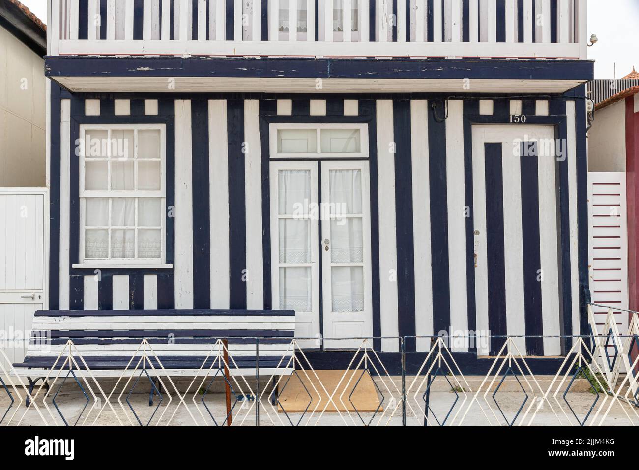 Costa Nova do Prado, Portugal. Die berühmten farbigen Holzhäuser, bekannt als Palheiros Stockfoto
