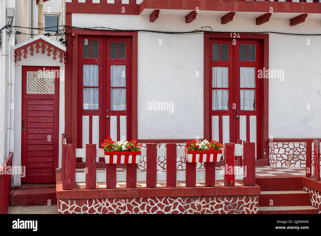 Costa Nova do Prado, Portugal. Die berühmten farbigen Holzhäuser, bekannt als Palheiros Stockfoto