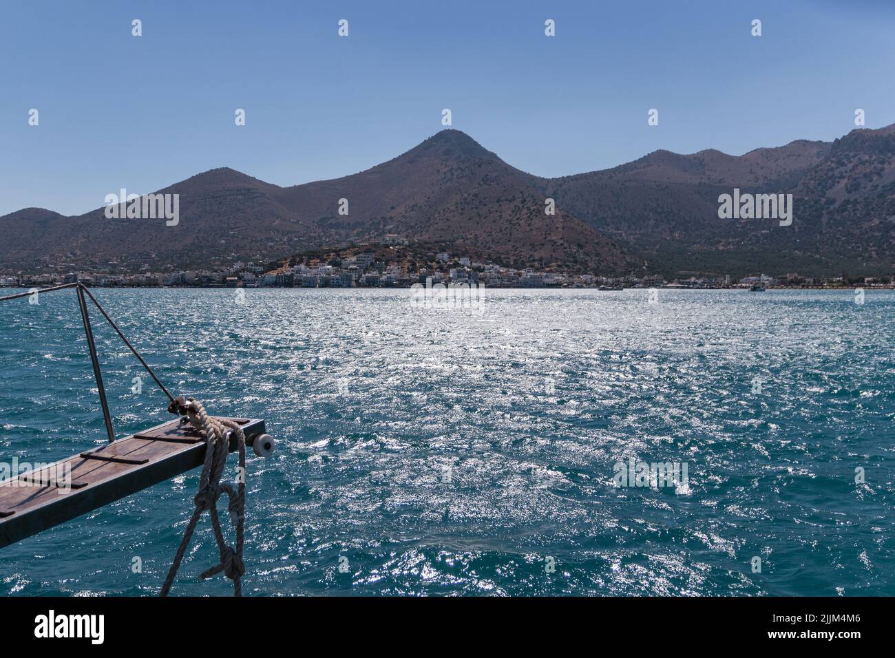 Die wunderschöne Aufnahme der Berglandschaft mit türkisfarbenem Seenwasser, aufgenommen von einem Boot Stockfoto