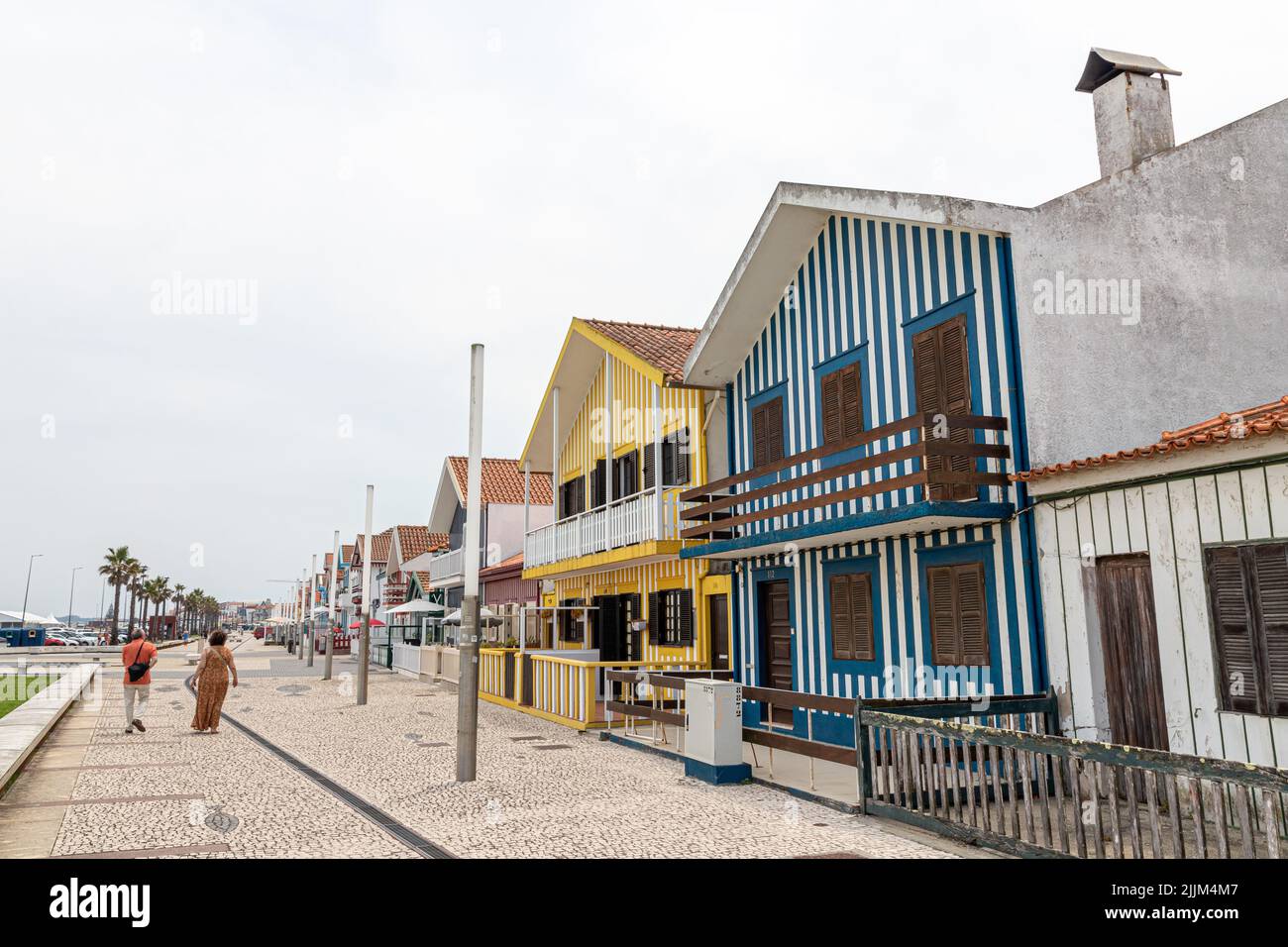 Costa Nova do Prado, Portugal. Die berühmten farbigen Holzhäuser, bekannt als Palheiros Stockfoto