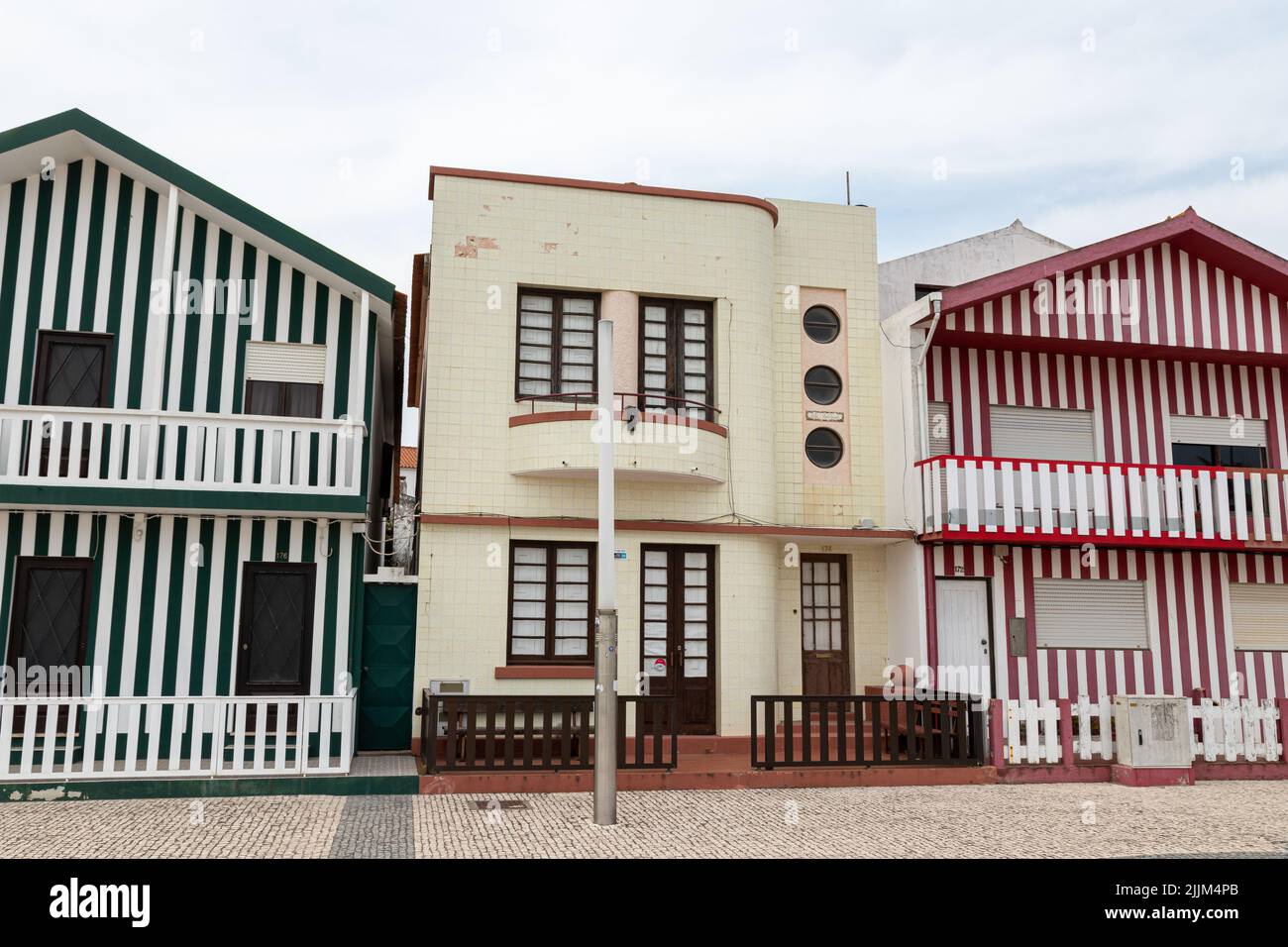 Costa Nova do Prado, Portugal. Die berühmten farbigen Holzhäuser, bekannt als Palheiros Stockfoto
