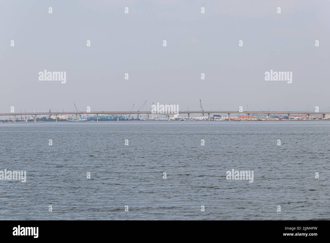 Costa Nova do Prado, Portugal. Blick auf die Brücke Ponte da Barra, den Hafen von Aveiro und die Lagune von Aveiro Stockfoto