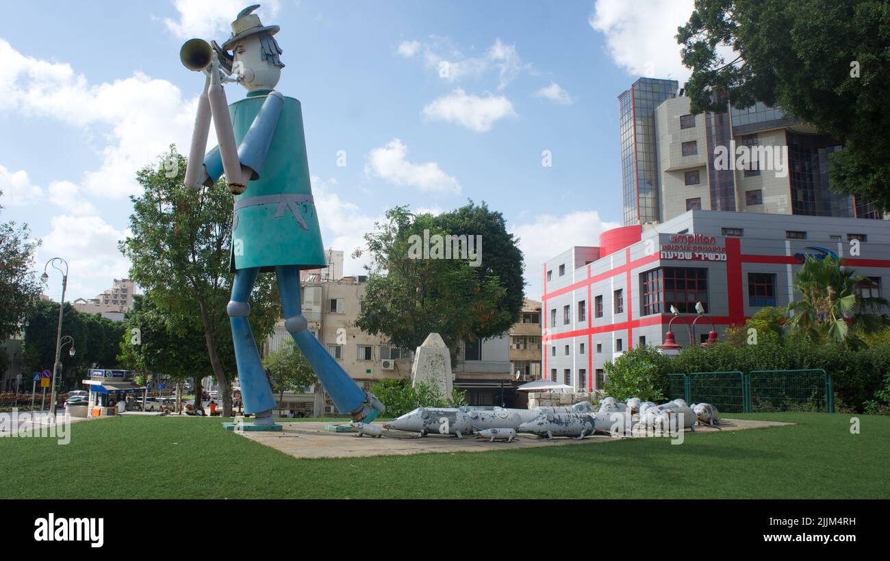11. Juli 2022, Petah Tikvah Israel. Eine Statue des Rattenfängers von Hamlin Stockfoto