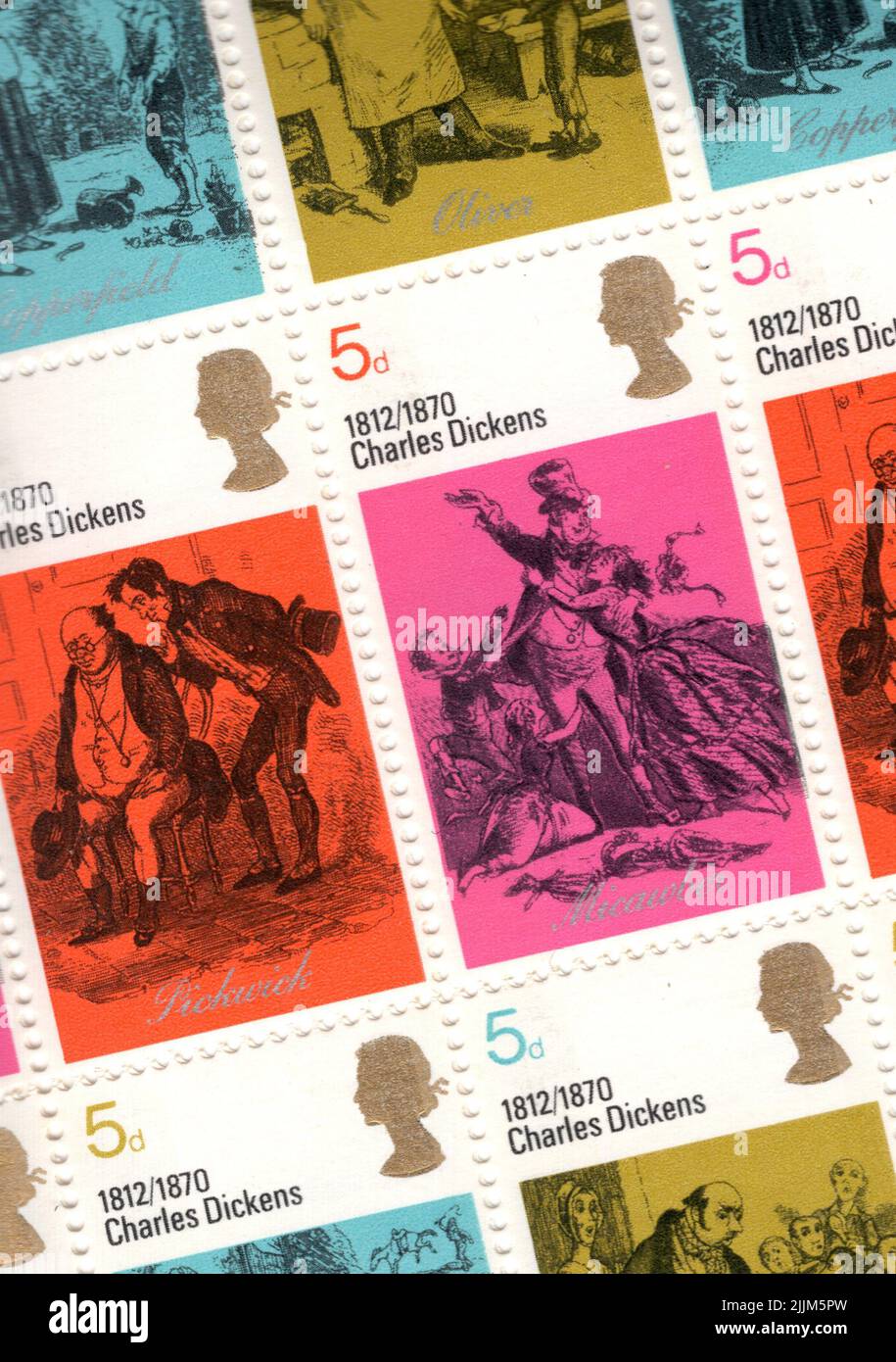 Detail aus einem Blatt mit alten GB-Marken mit Dickens-Figuren. Stockfoto