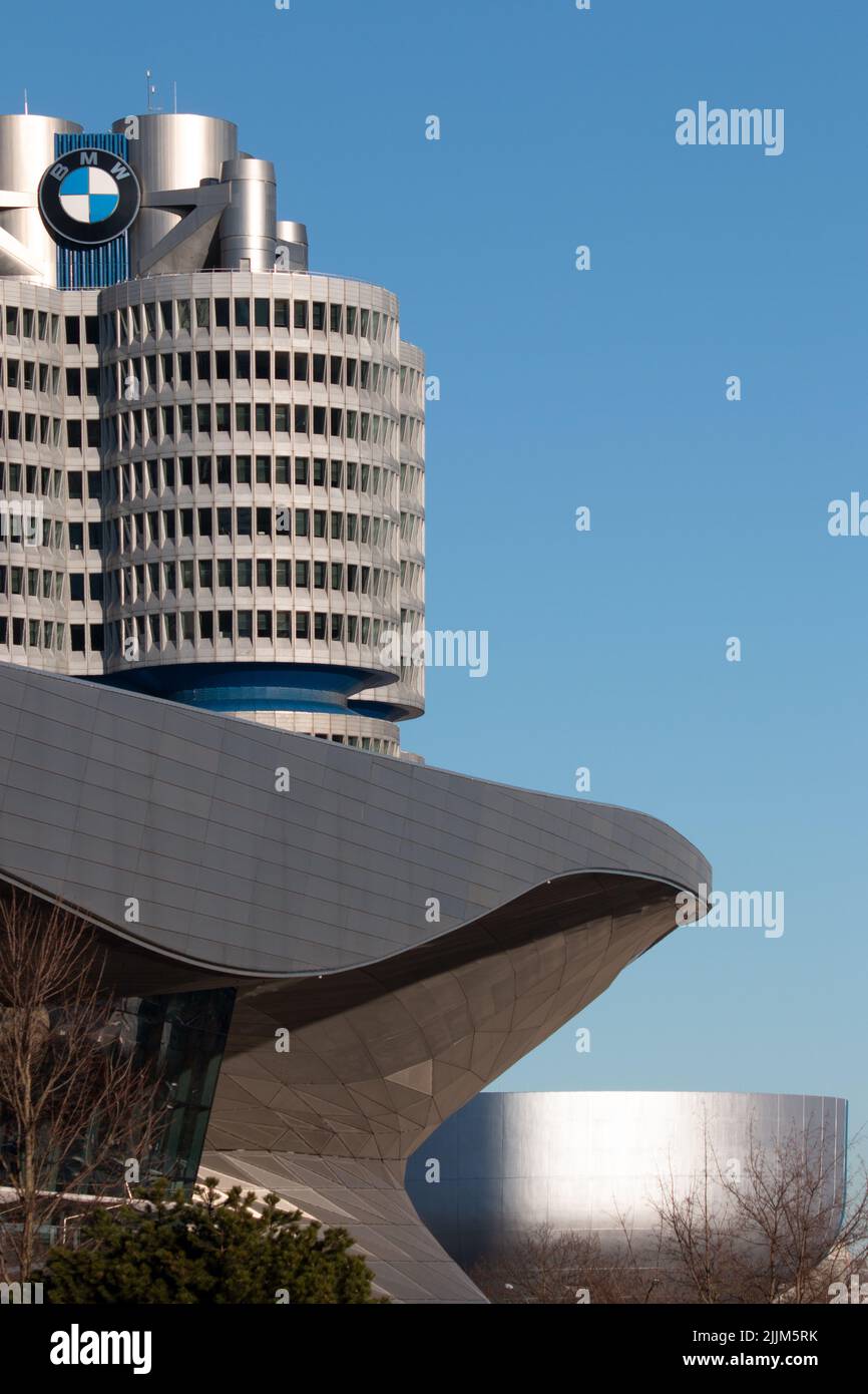 Eine vertikale Aufnahme eines BMW-Hauptquartes und Museums in München Stockfoto