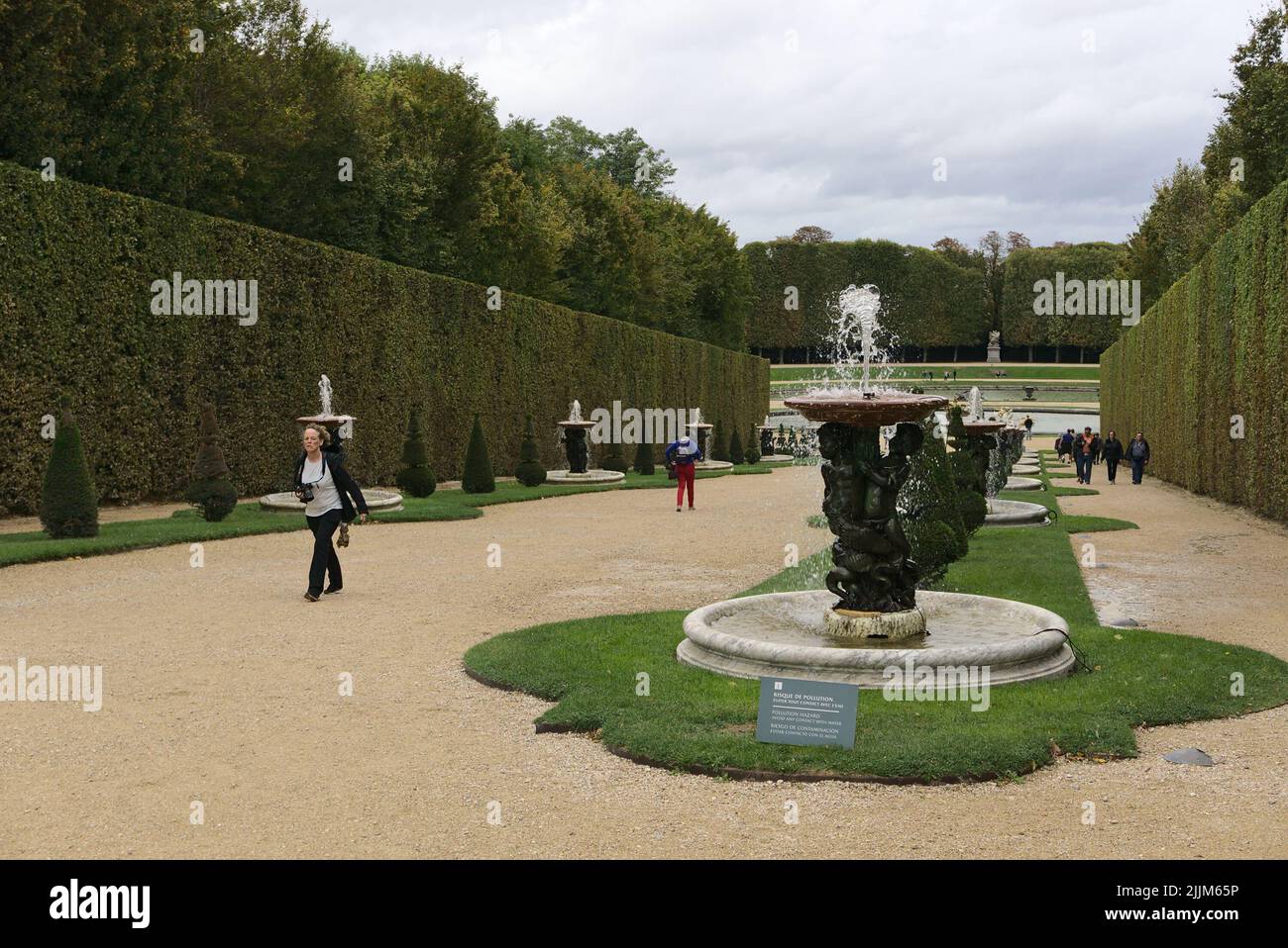 Ein schöner Blick auf den Garten des Schlosses von Versailles an einem bewölkten Tag in Paris, Frankreich Stockfoto