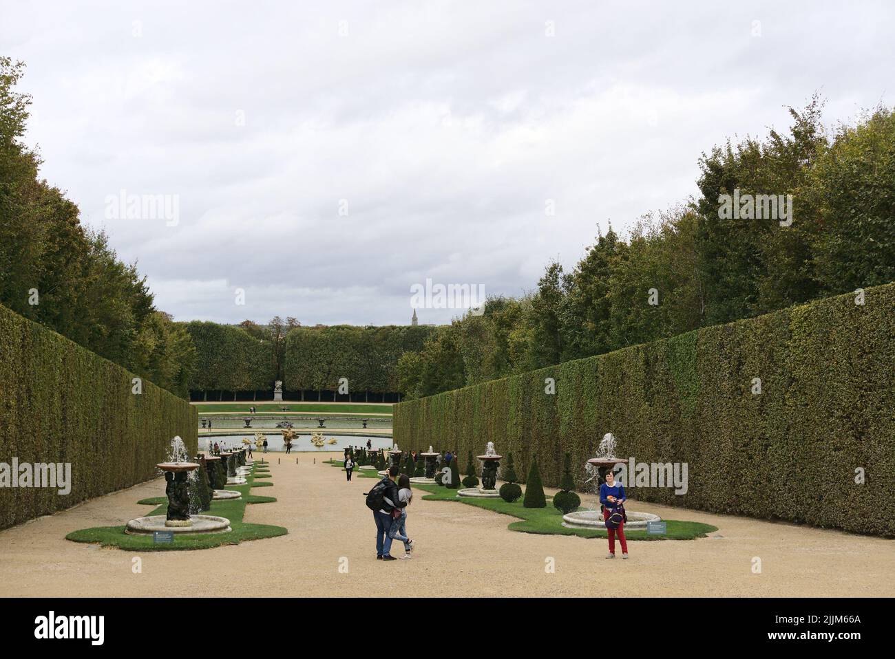 Ein schöner Blick auf den Garten des Schlosses von Versailles an einem bewölkten Tag in Paris, Frankreich Stockfoto