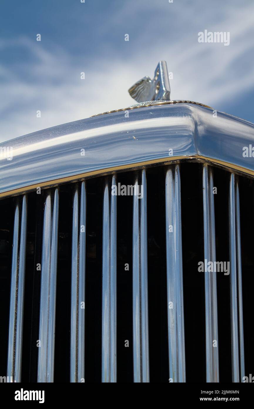 Spitz zulaufende Kühlergrill aus Chrom eines klassischen Vintage Bentley mit geflügeltem B-Maskottchen, Großbritannien Stockfoto