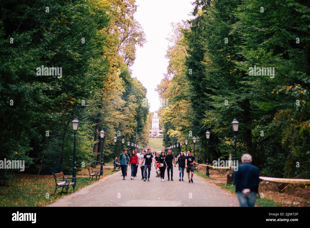 Eine Gruppe von Menschen, die in einem öffentlichen Park in Zagreb, Kroatien, herumlaufen Stockfoto