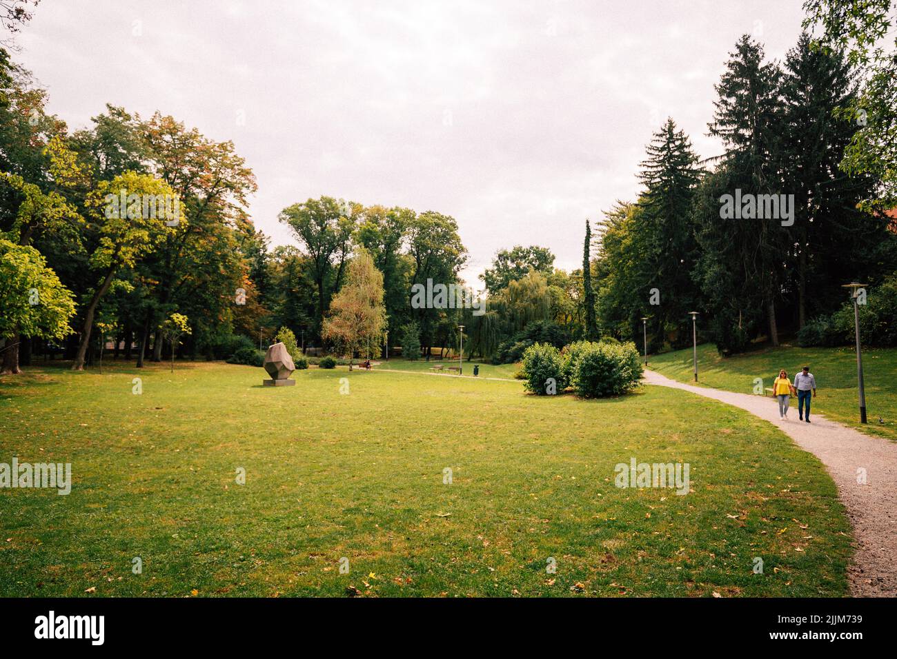 Ein Paar, das in einem grünen Park in Zagreb, Kroatien, herumläuft Stockfoto