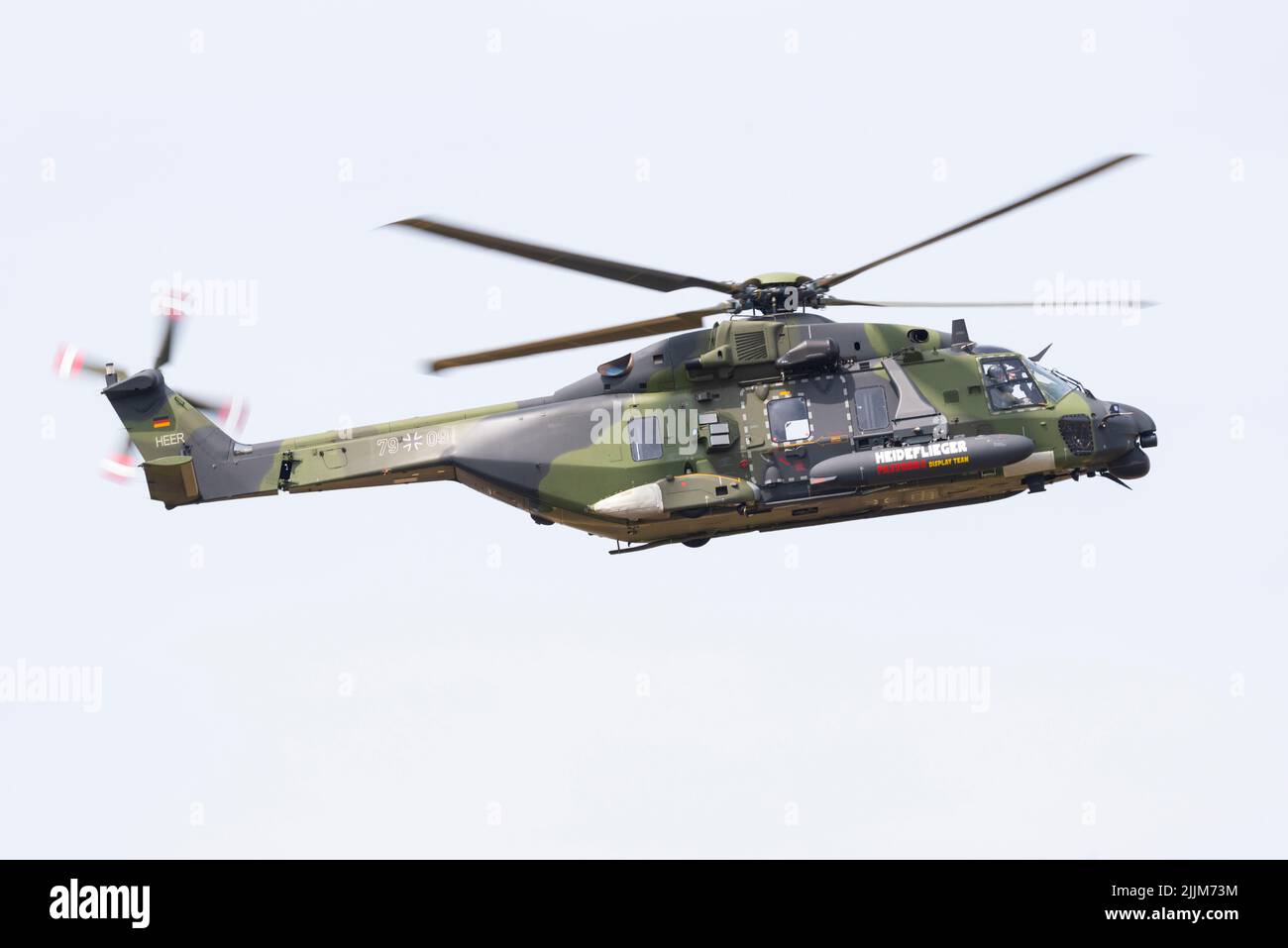 Der Hubschrauber der Deutschen Armee Aviation NH90 TTH fliegt auf der Royal International Air Tattoo Airshow, RAF Fairford. Heideflieger Fassberg Display Team Stockfoto