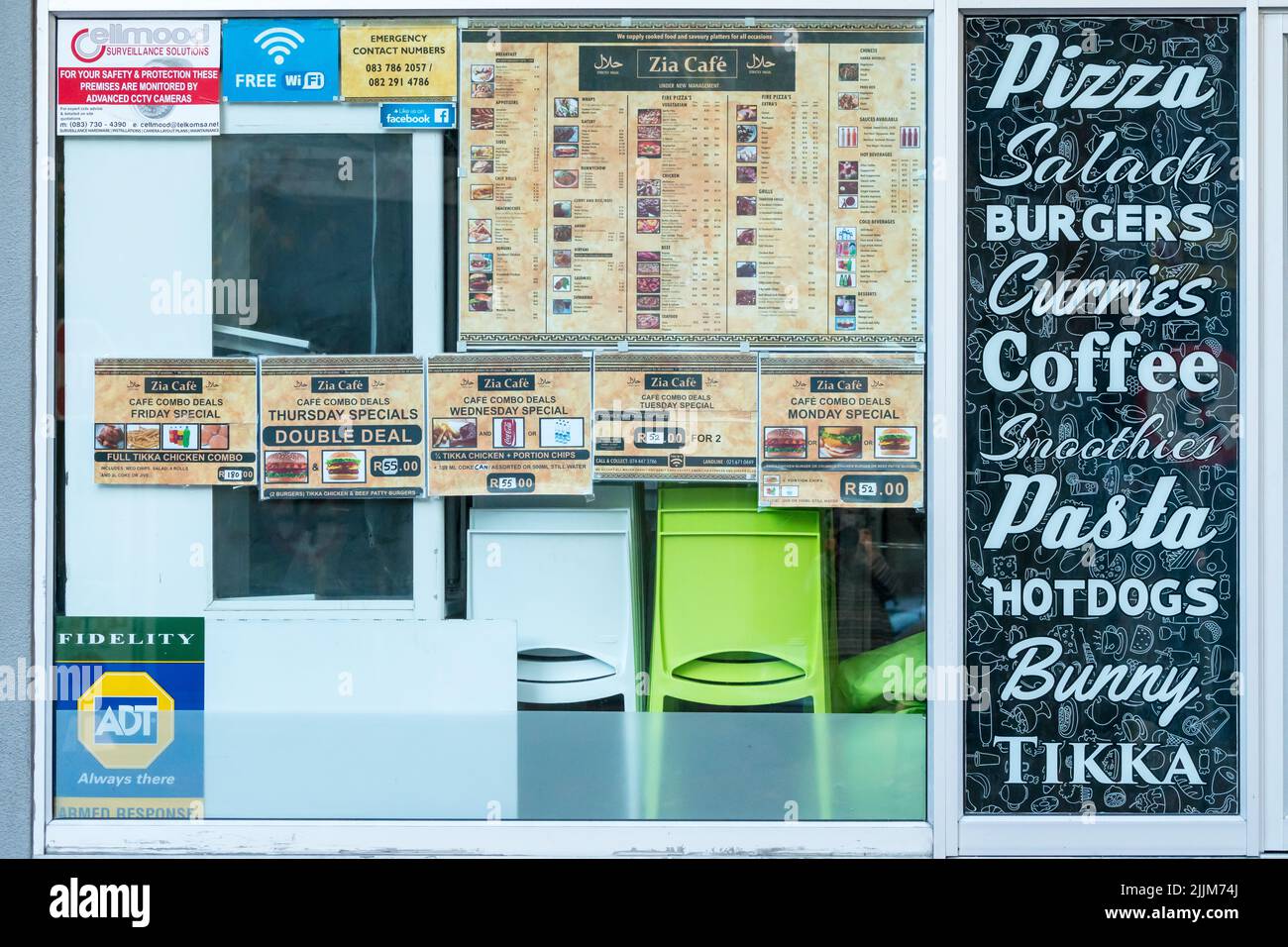 Nahaufnahme Schaufenster eines Halal-Café oder Restaurant, das in Kapstadt, Südafrika geschlossen ist Konzept kleine Unternehmen in der Lebensmittelindustrie Stockfoto