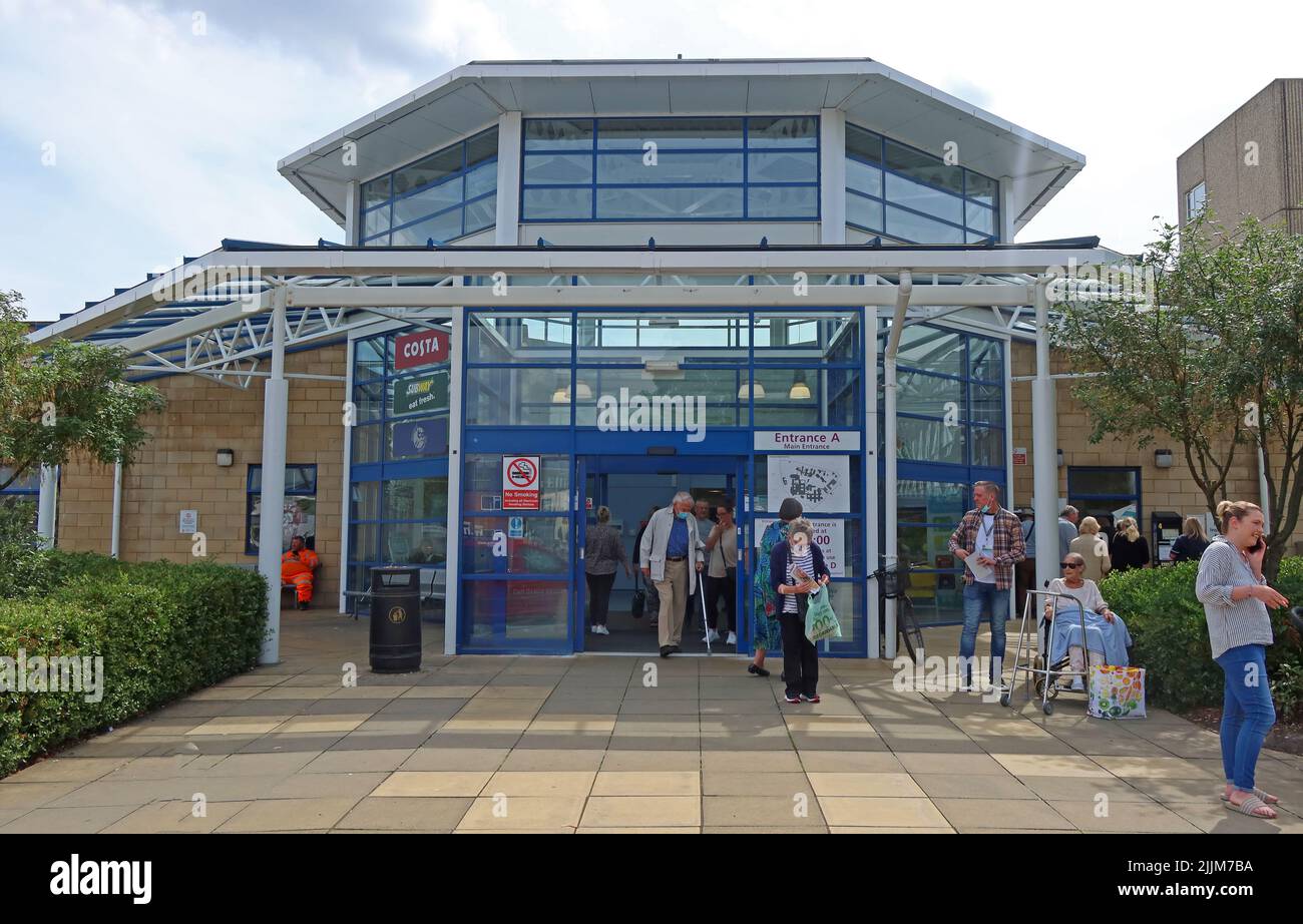 Haupteingang des Krankenhauses beim NHS, im Warrington Krankenhaus, Lovely Lane, Warrington, Cheshire, ENGLAND, GROSSBRITANNIEN, WA5 1QG Stockfoto