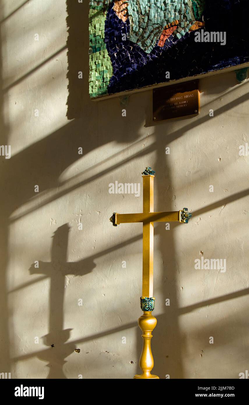 Altarkreuz und Schatten mit Einem Mosaik von Edward Thomas Higgs in Christchurch Priory, Großbritannien Stockfoto