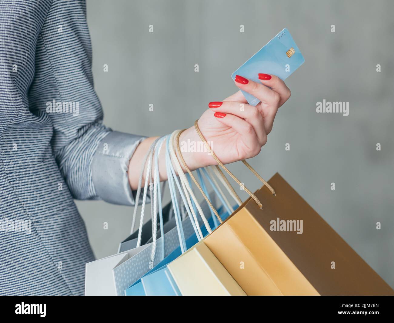 Geldkredit Einkaufen Frau halten Kreditkarten-Taschen Stockfoto