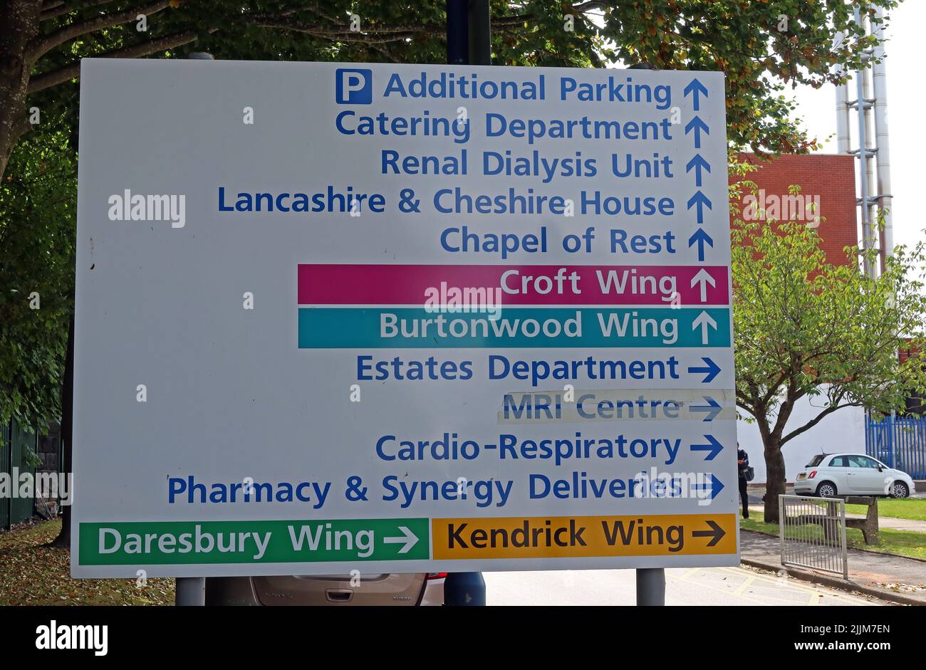 Station und Abteilung medizinische Schilder im Warrington NHS Hospital, Lovely Lane, Warrington, Cheshire, England, UK, WA5 1QG Stockfoto