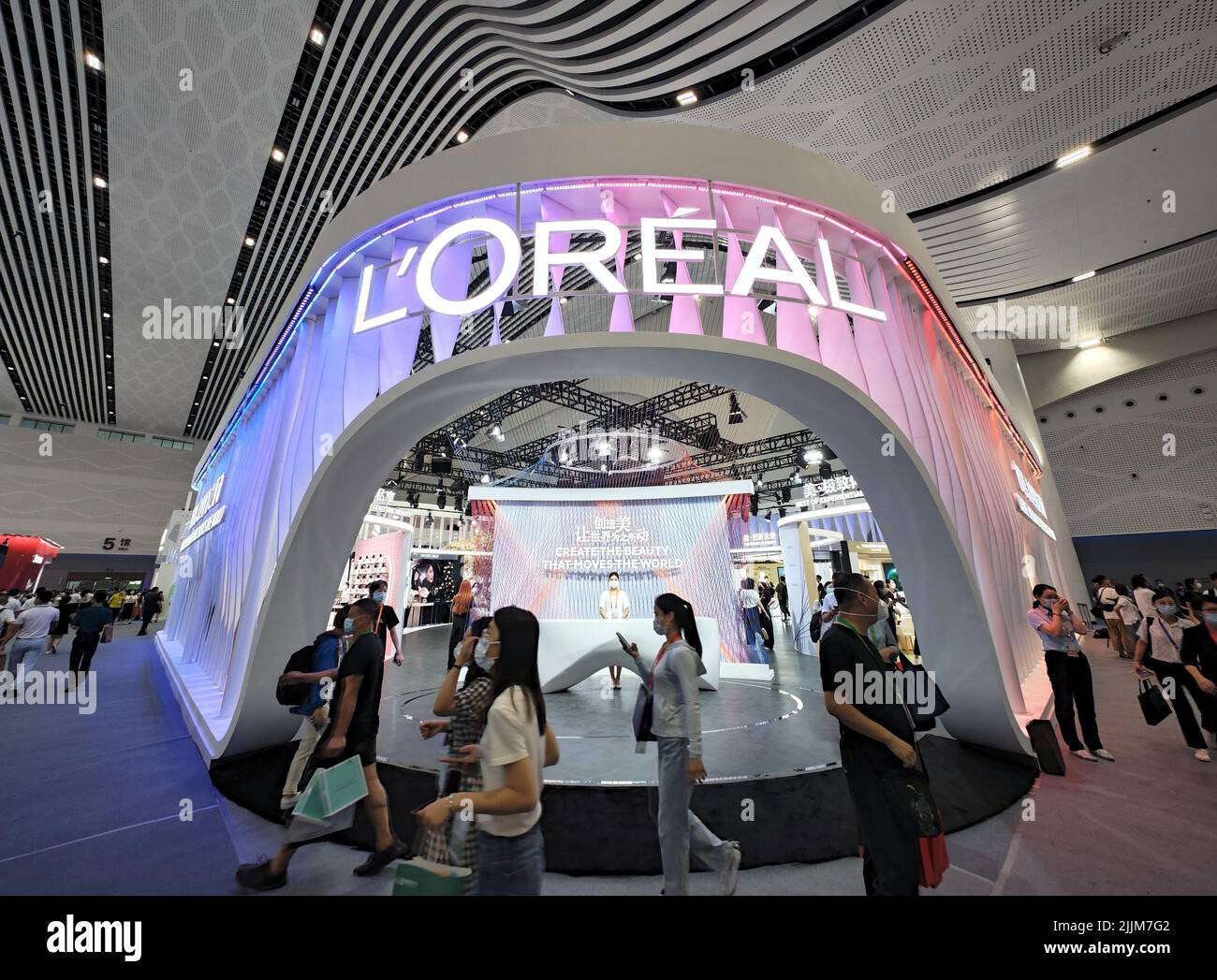 Haikou. 26.. Juli 2022. Das am 26. Juli 2022 aufgenommene Foto zeigt den Stand des Kosmetikgiganten L'Oreal im französischen Pavillon auf der zweiten China International Consumer Products Expo (CICPE) in Haikou, der südchinesischen Provinz Hainan. An der expo, die auf der Resortinsel Hainan stattfindet, nehmen rund 50 französische Unternehmen und fast 250 französische Marken Teil. Frankreich ist Ehrengast der diesjährigen CICPE und neben China der größte Aussteller. Kredit: Guo Cheng/Xinhua/Alamy Live Nachrichten Stockfoto