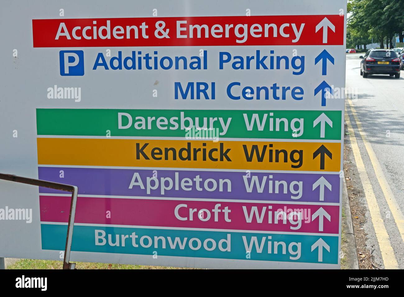 Station und Abteilung medizinische Schilder im Warrington NHS Hospital, Lovely Lane, Warrington, Cheshire, England, UK, WA5 1QG Stockfoto