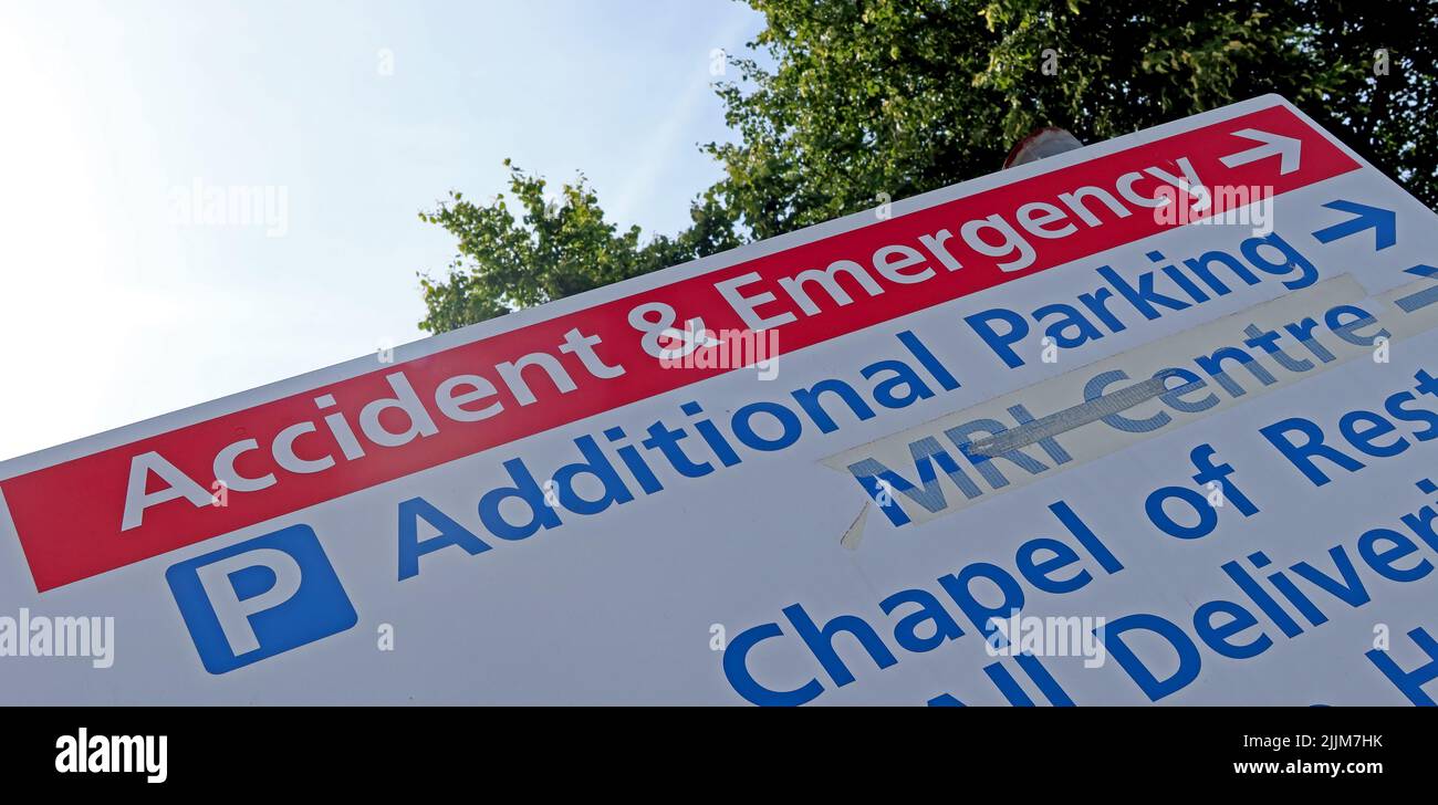 Schild für A&E, Unfall- und Notaufnahme am NHS, im Warrington Hospital, Lovely Lane, Warrington, Cheshire, ENGLAND, GROSSBRITANNIEN, WA5 1QG Stockfoto