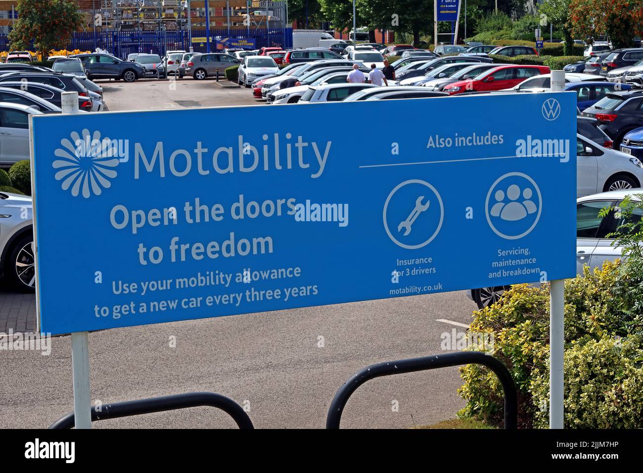 Blaues Schild des British Motability Scheme im Stadtzentrum von Warrington, Cheshire, England, UK, WA1 Stockfoto