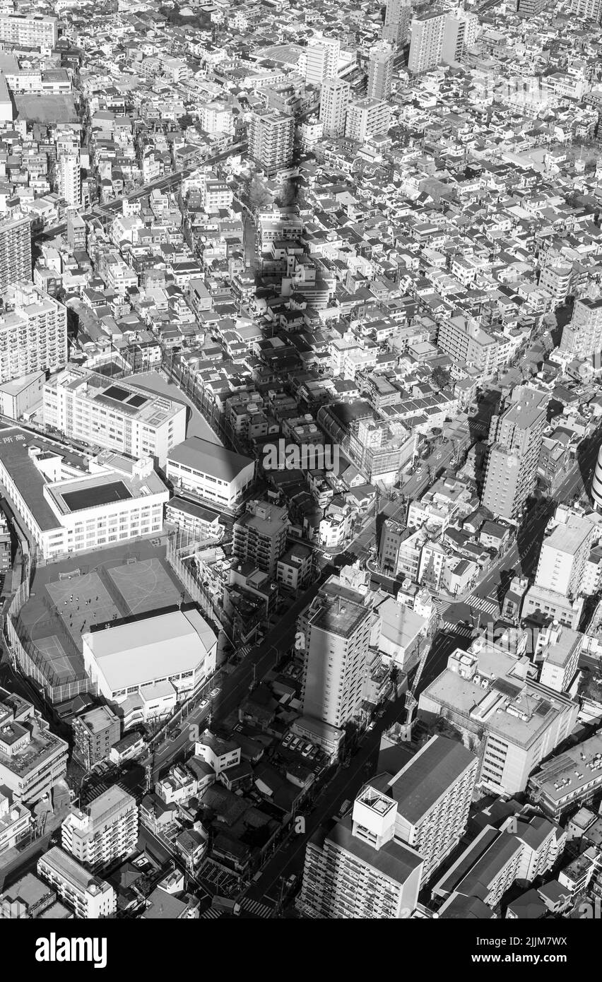 Der Schatten des Tokyo Skytree ragt weit über die umliegenden Gebäude Stockfoto