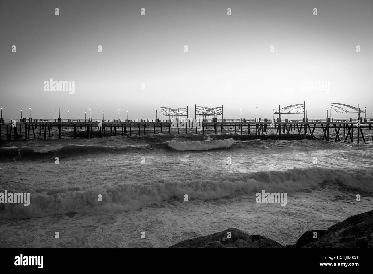 Eine Graustufenaufnahme des Redondo Beach, Los Angeles, Kalifornien Stockfoto