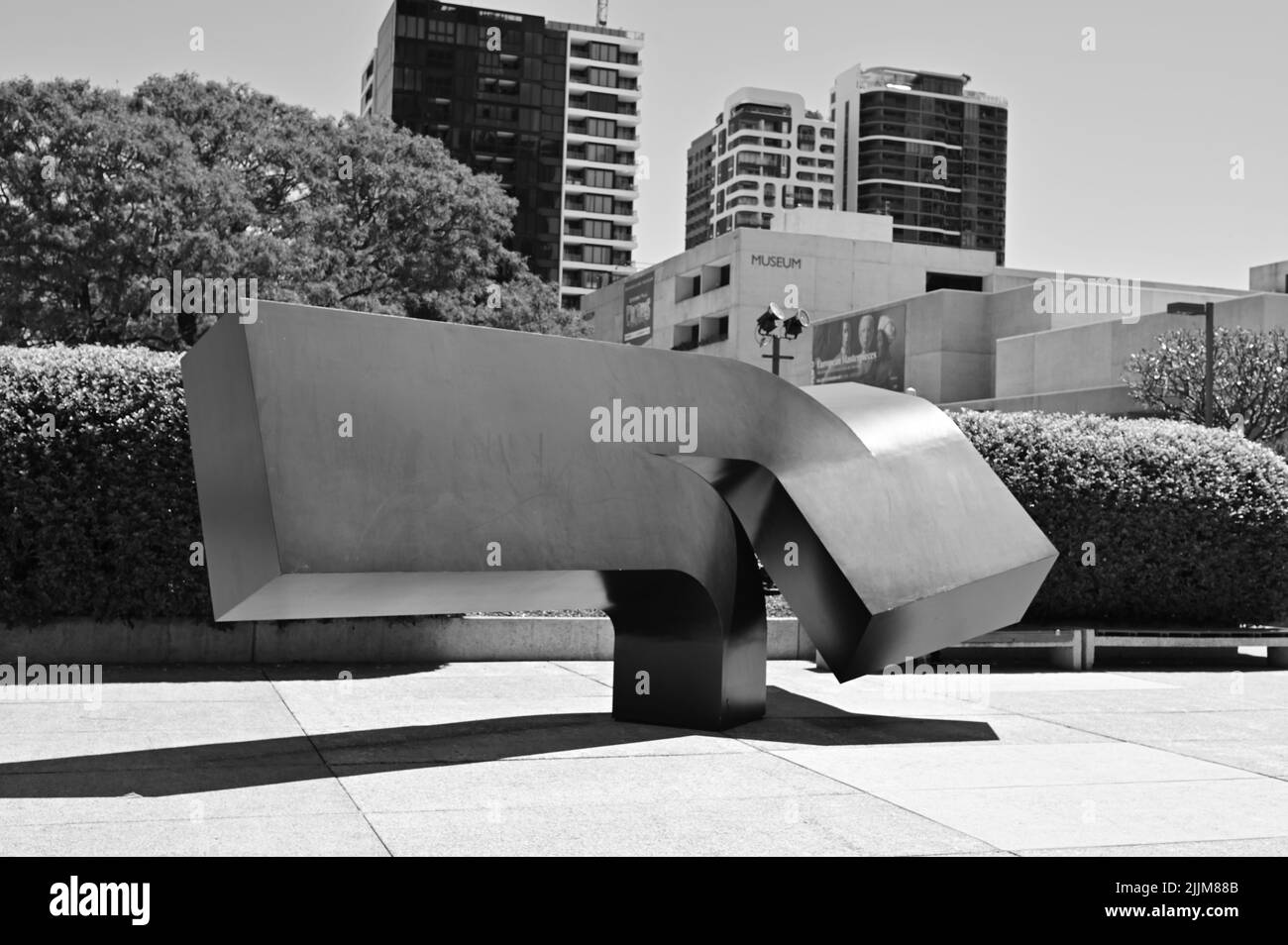 Eine Graustufenaufnahme moderner Kunst vor dem South Bank Museum in Brisban, Australien Stockfoto