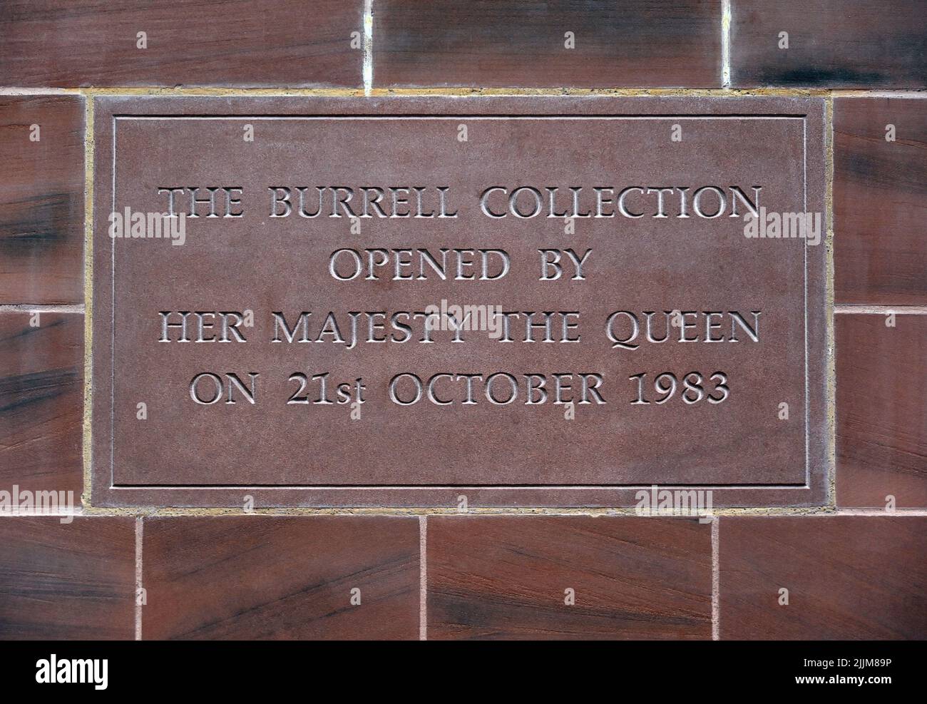 Stein zum Gedenken an die Eröffnung der Burrell Collection durch Ihre Majestät die Königin am 21.. Oktober 1983.; The Burrell Collection; Glasgow; Schottland. Stockfoto