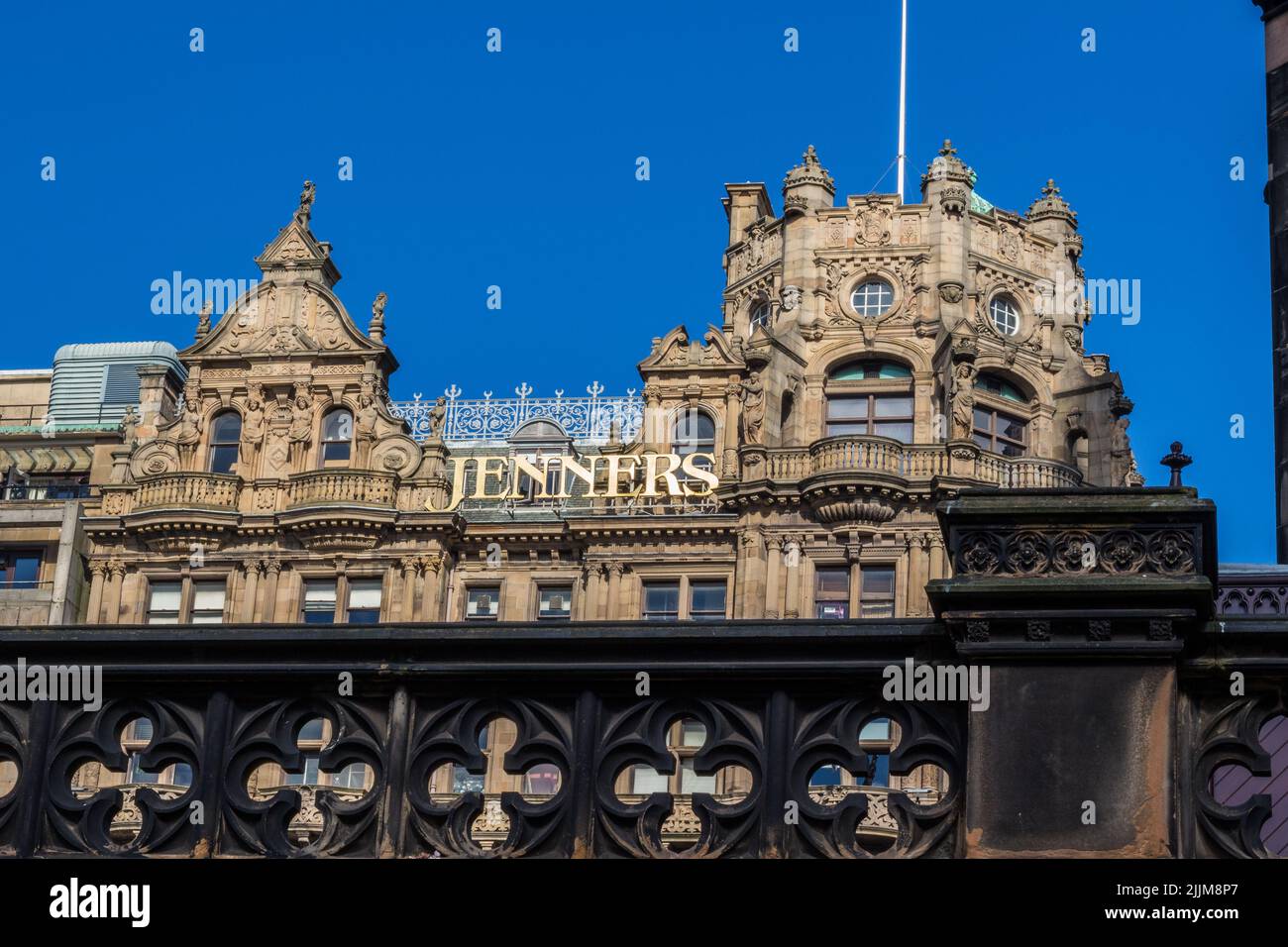 Der weltberühmte Jenner's Store, der aus den Princess Street Gardens in Edinburgh stammt Stockfoto