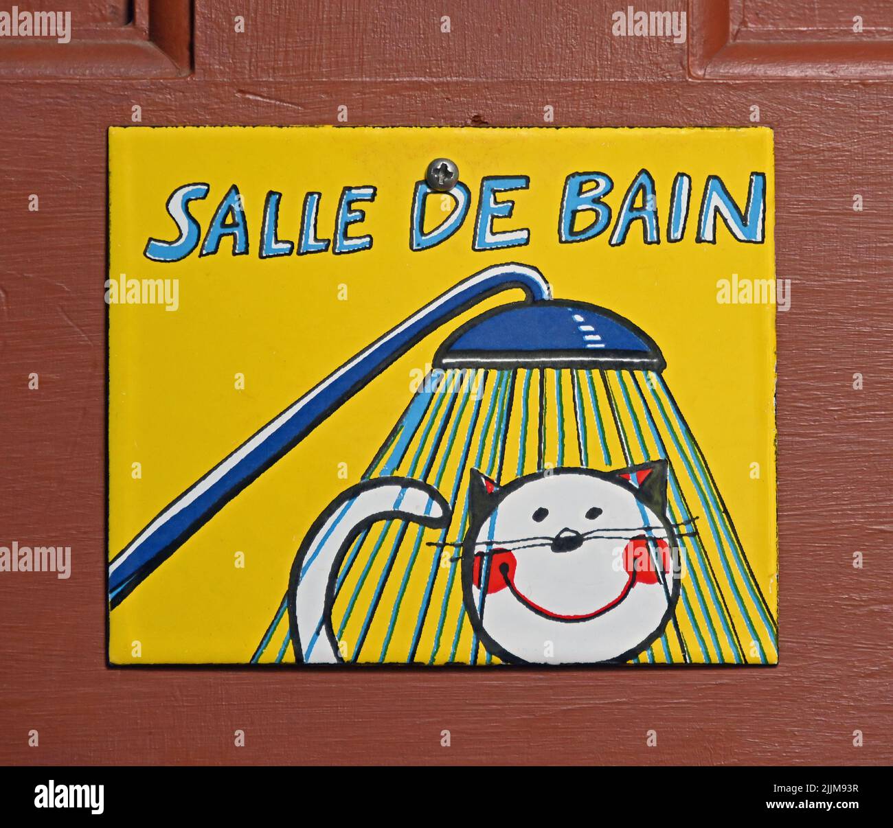 „SALLE DE BAIN“. Emailliertes Metallschild an der Badezimmertür. Stockfoto