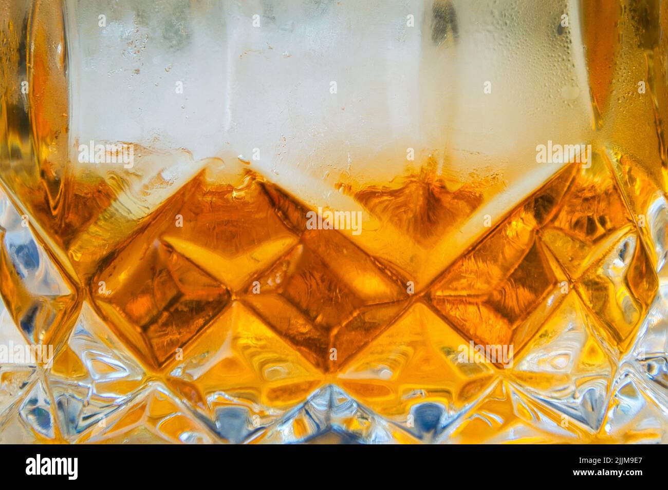 Kristallglas gefüllt mit Whiskey und Eis Stockfoto