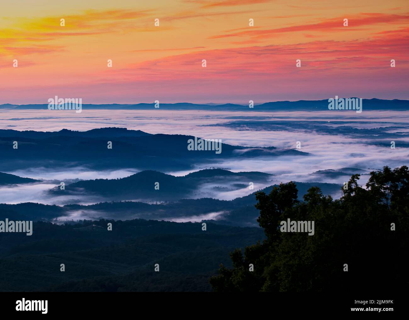 Blick auf den Blue Ridge Parkway in North Carolina vor der Dämmerung auf die ozeanähnlichen Wolken. Stockfoto