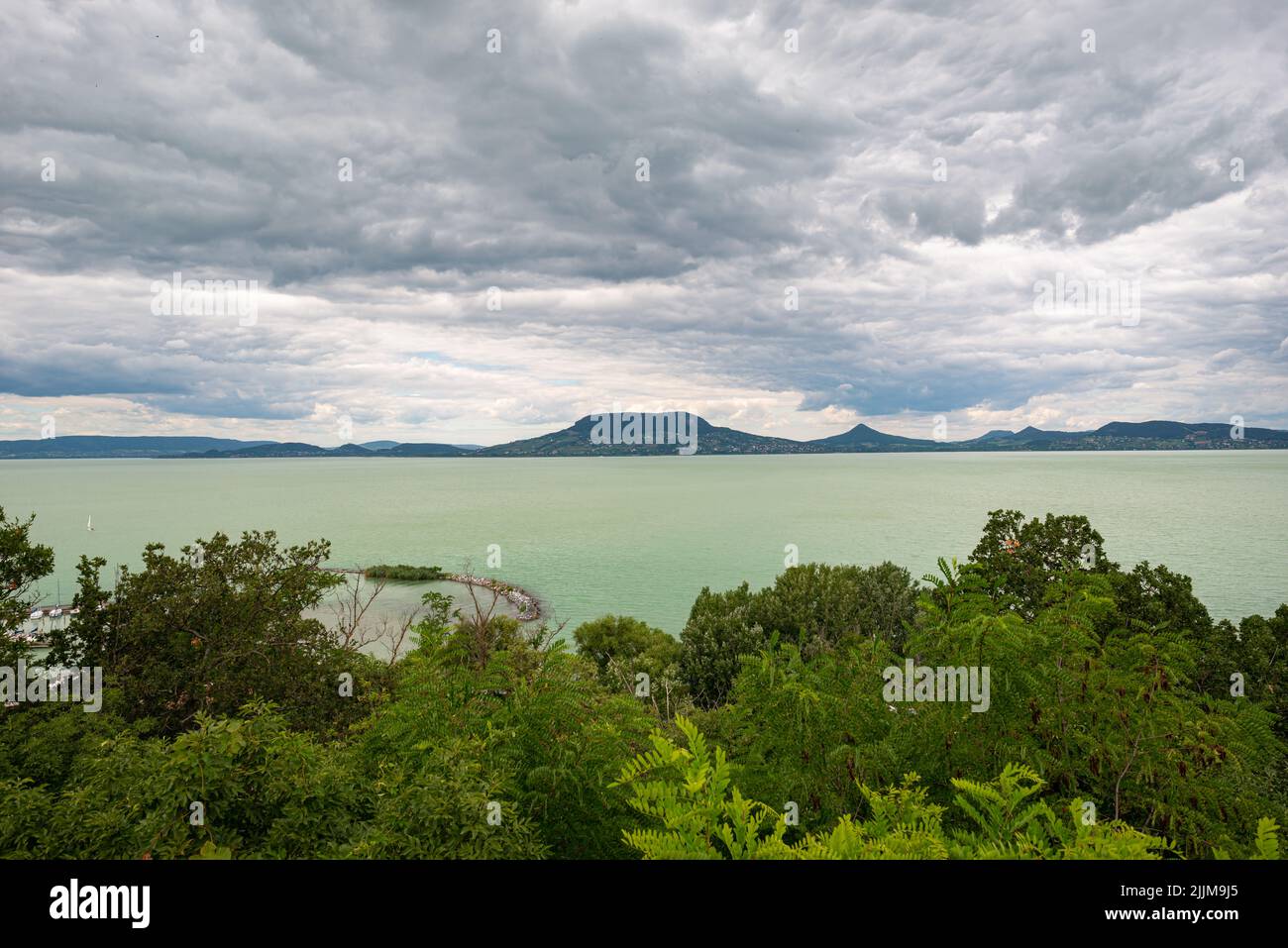 Plattensee in Ungarn unter wolkenfreiem Himmel Stockfoto