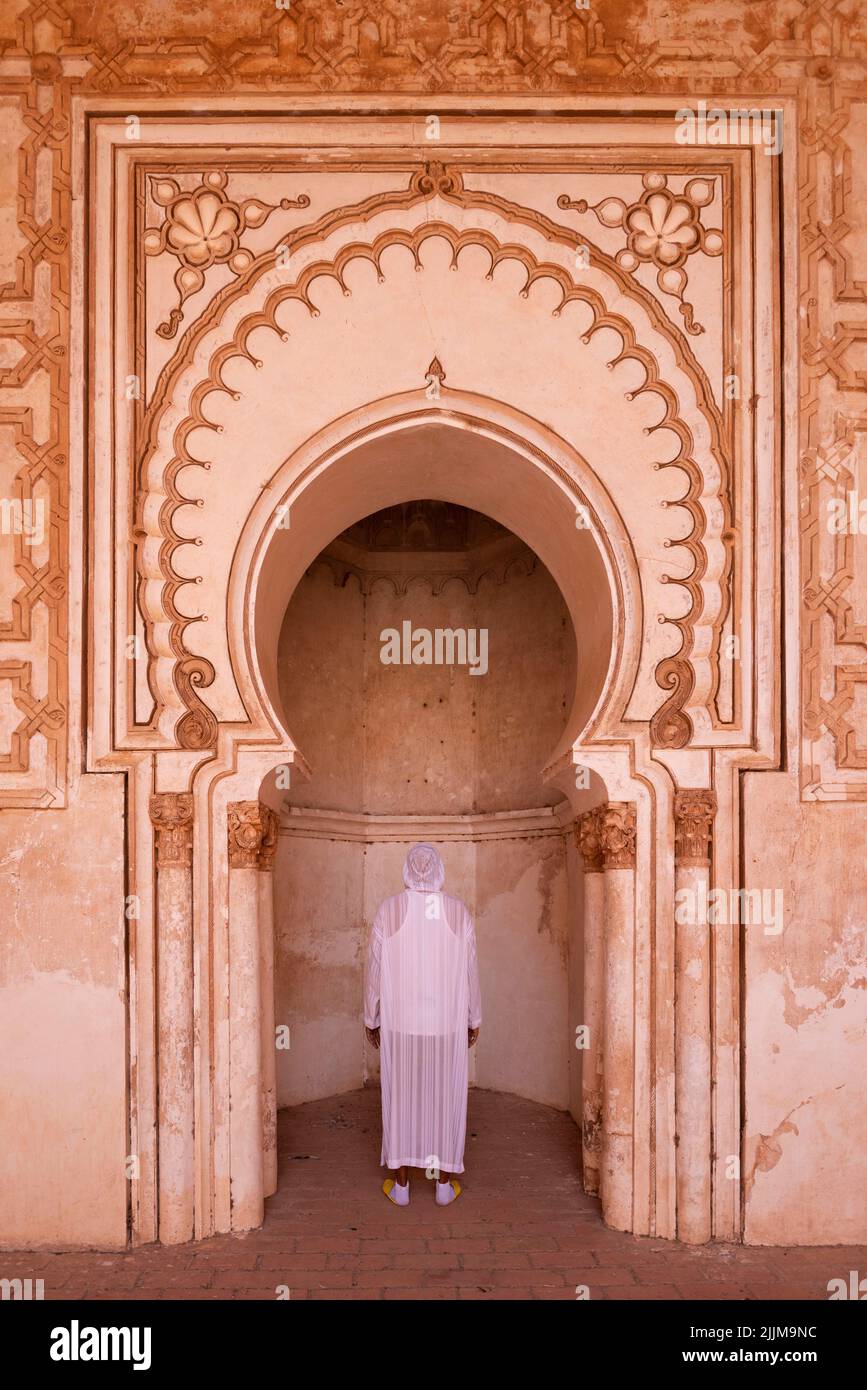 TinMal, Marokko: Mann in traditioneller Kleidung in der TinMal-Moschee Stockfoto