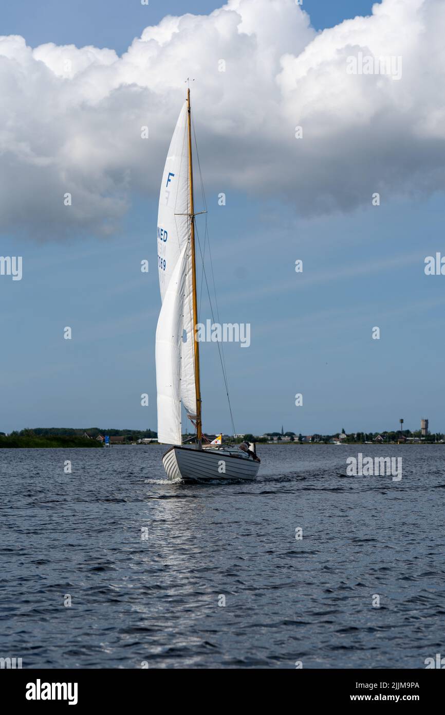 Das alte holländische Holzsegelboot mit den Segeln nach oben Stockfoto