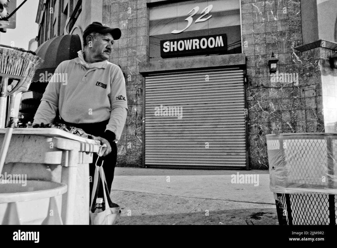 Eine Graustufenaufnahme eines männlichen Depotsmörder vor einem Geschäftsgebäude in der Innenstadt von Los Angeles Stockfoto