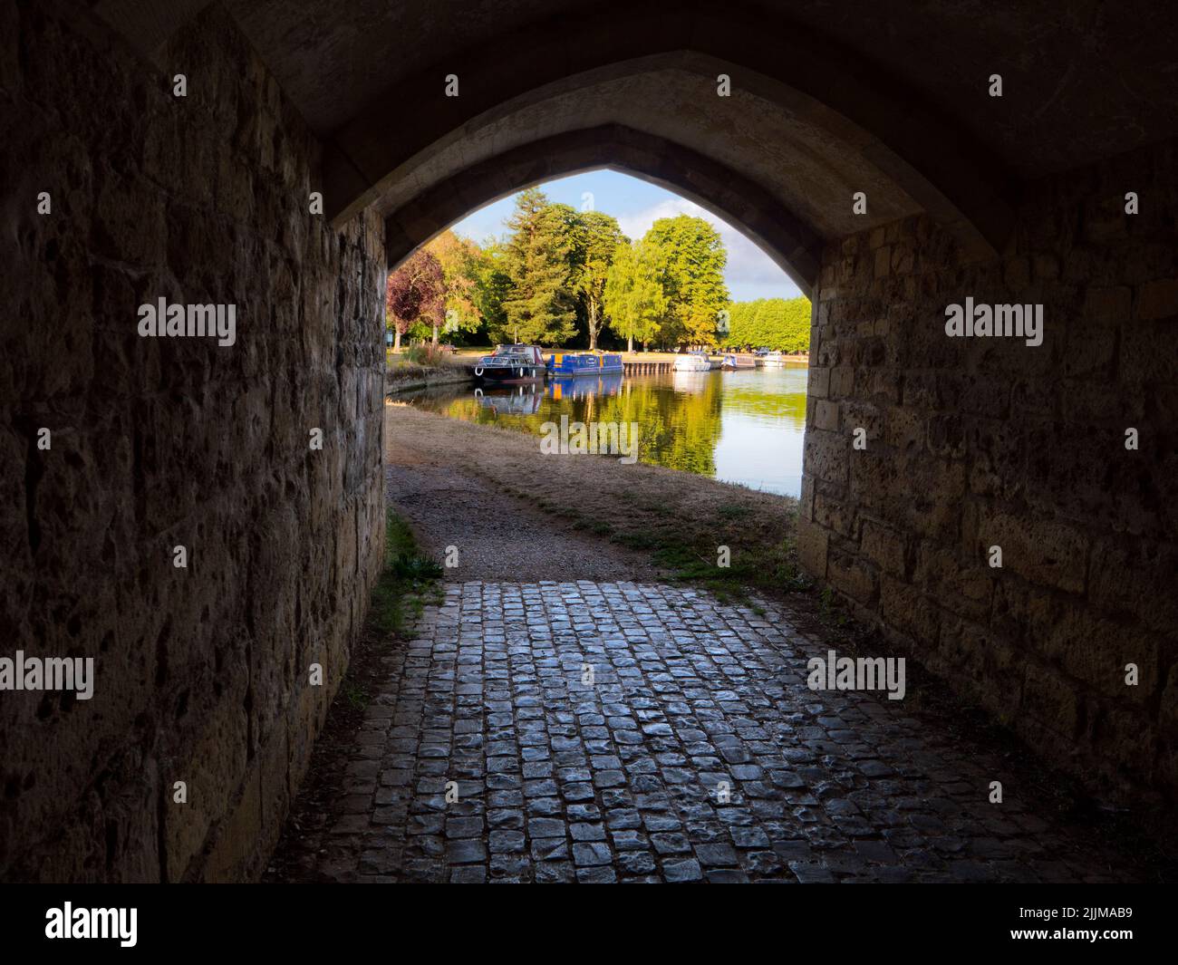 Abingdon behauptet, die älteste Stadt in England zu sein. Dies ist seine berühmte mittelalterliche Steinbrücke, an einem schönen Frühlingsmorgen. Die Brücke wurde 1416 und begonnen Stockfoto