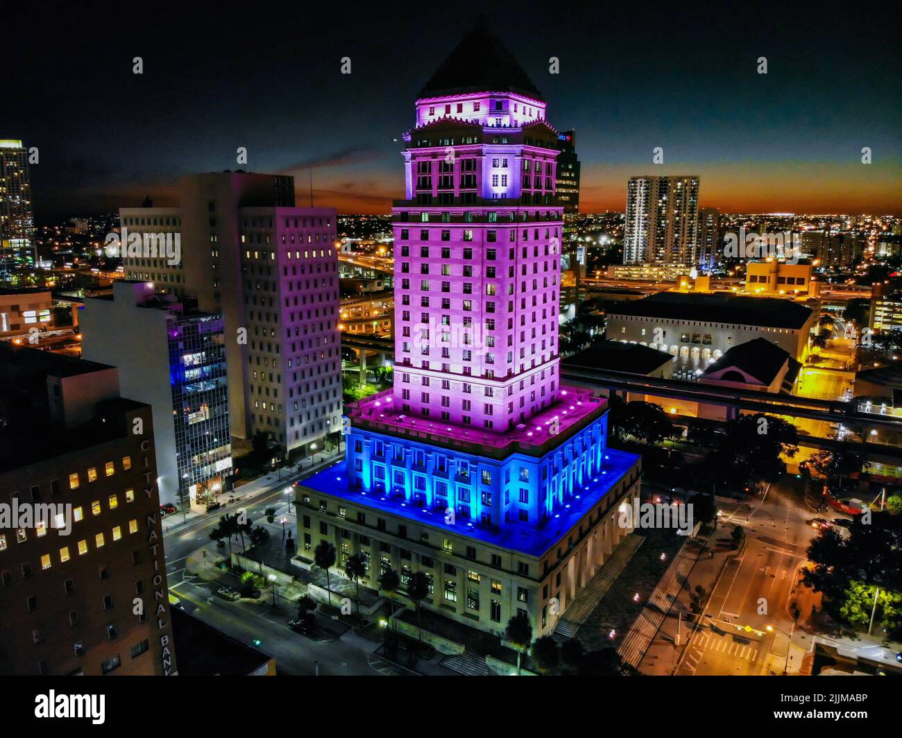 Eine Luftaufnahme der Innenstadt von Miami bei Nacht Stockfoto