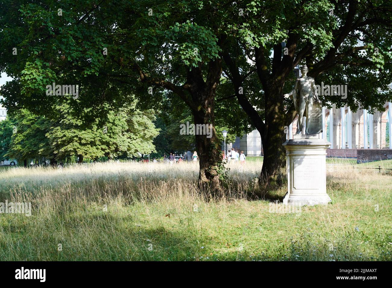 Kleine Skulptur im Englischen Garten in der Münchner Innenstadt Stockfoto