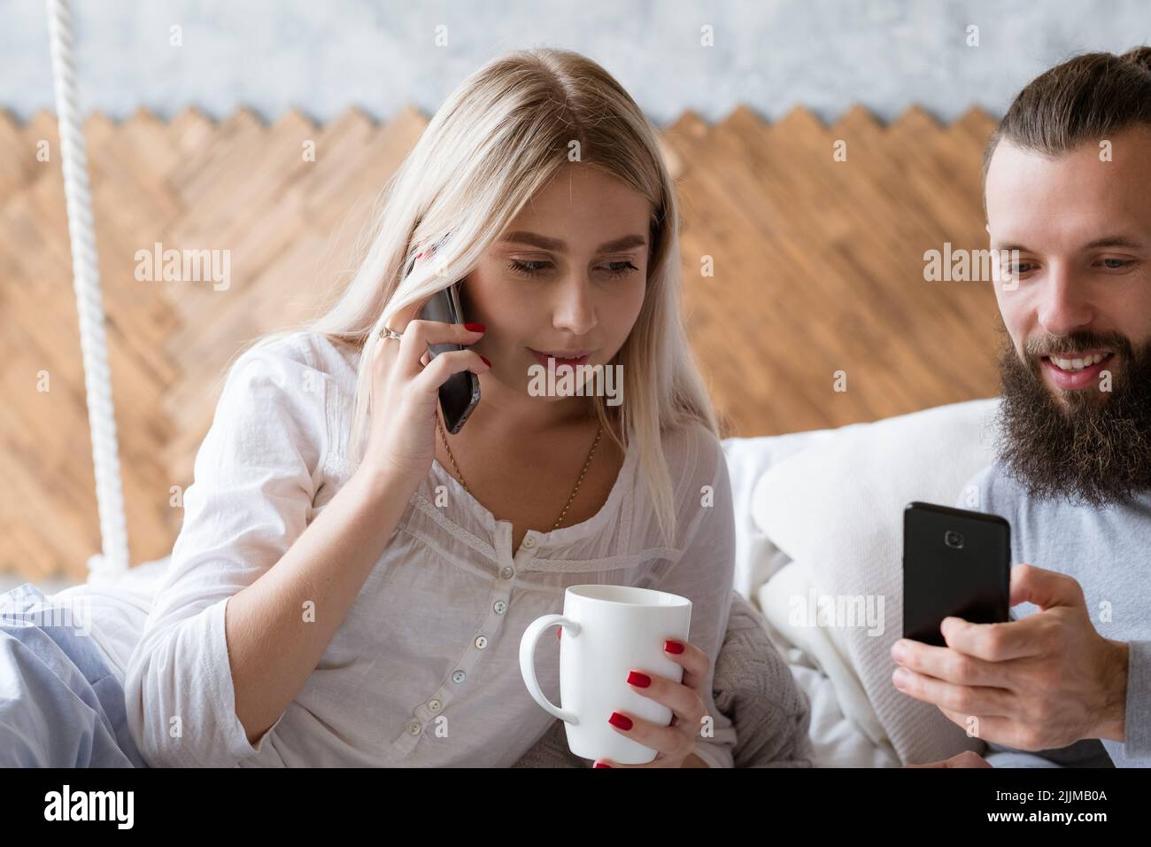 Brautpaar Flitterwochen Planung Frau Mann Smartphone Stockfoto