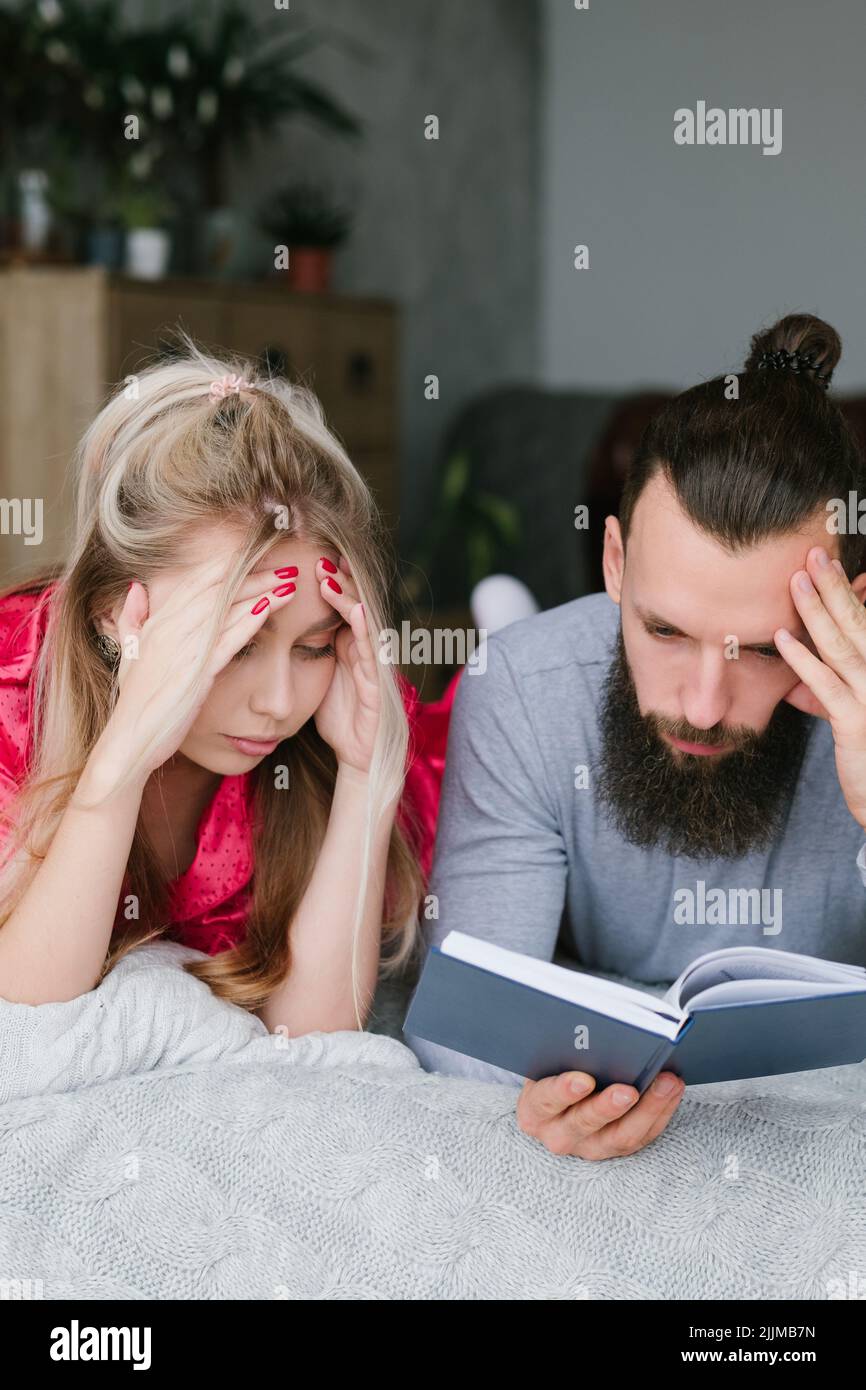 Bill Pay junge Familie Mann Frau denken Stockfoto