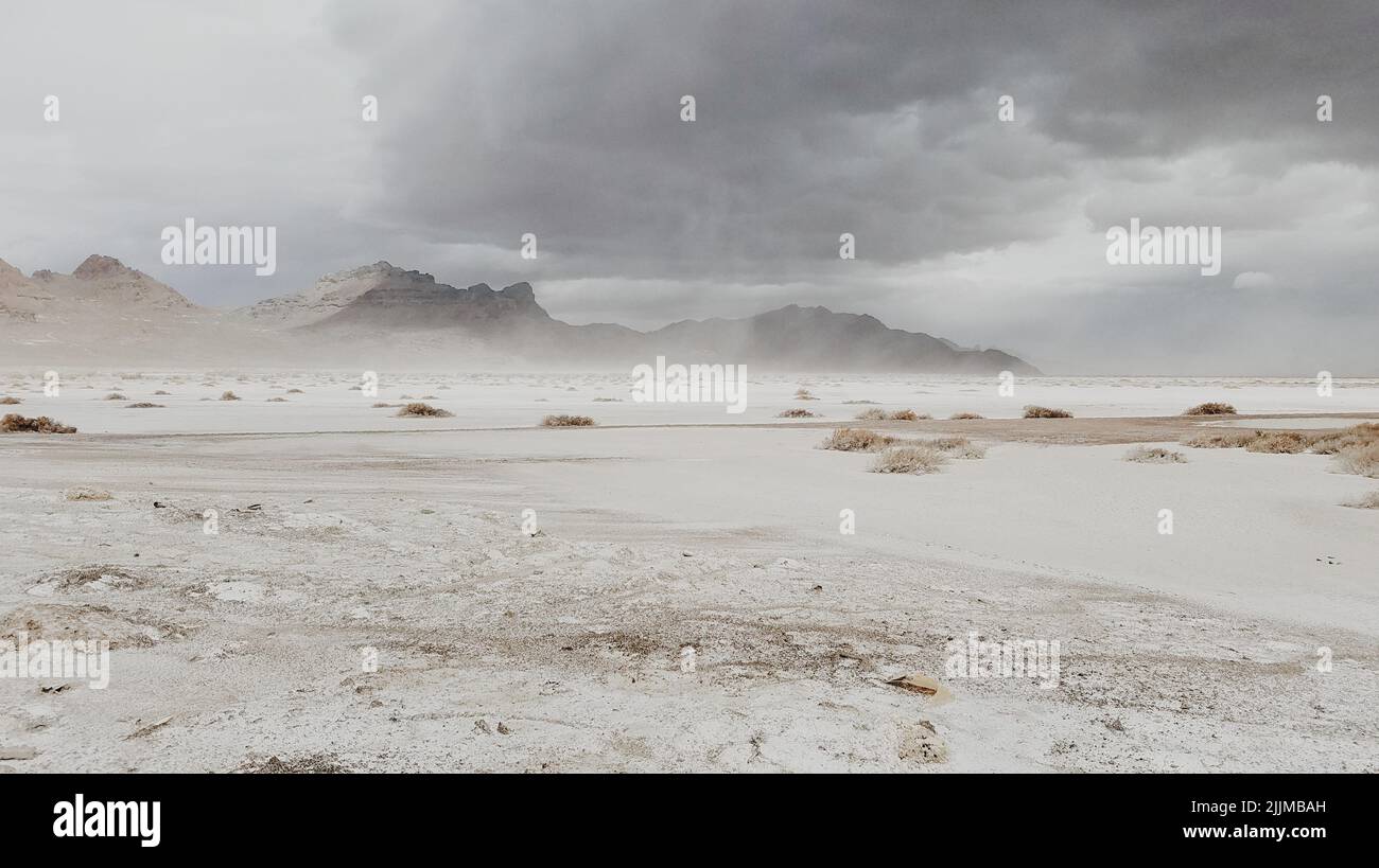 Eine wunderschöne Aussicht auf Bonneville Salt Flats in Utah unter einem düsteren Himmel Stockfoto